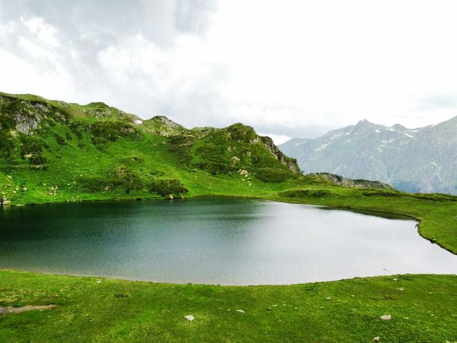 озеро на фоне гор в долине 7 озер Абхазия