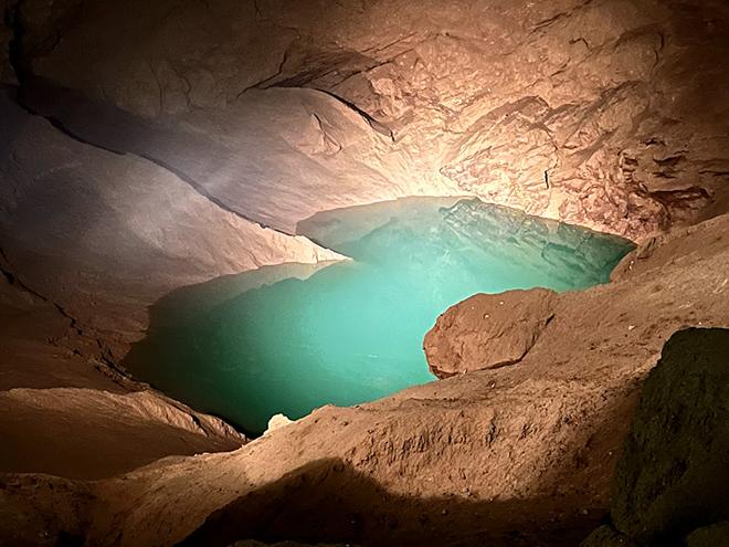 озеро в новоафонской пещере