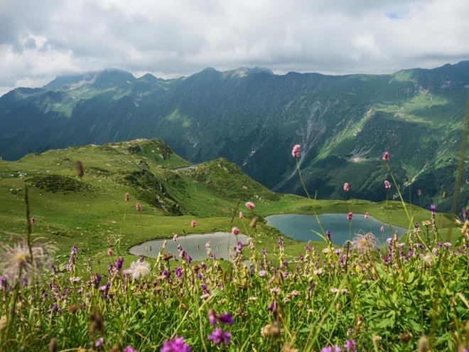 два озера на фоне гор Абхазия