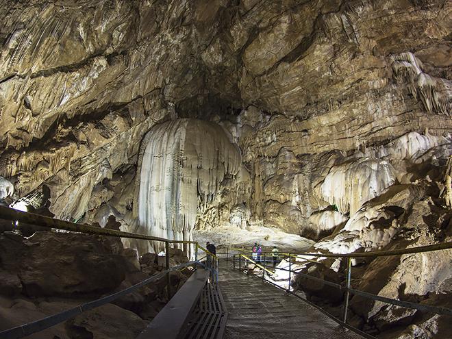 зал в новоафонской пещере