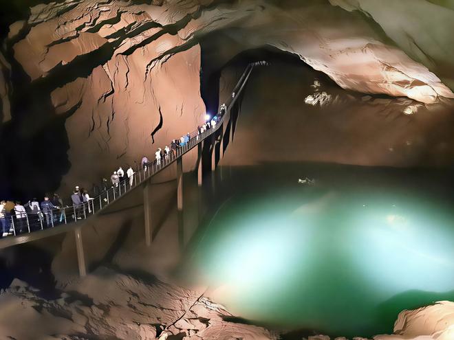 озеро с подсветкой в пещере