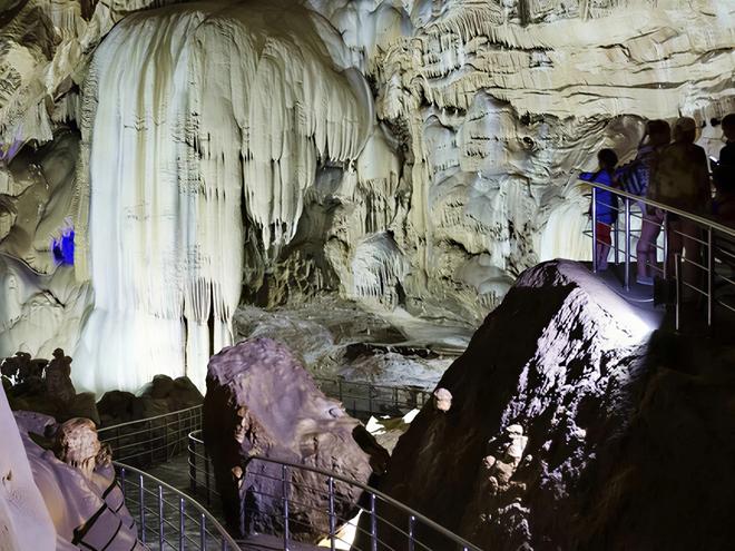 дорожки и сталактиты в пещере