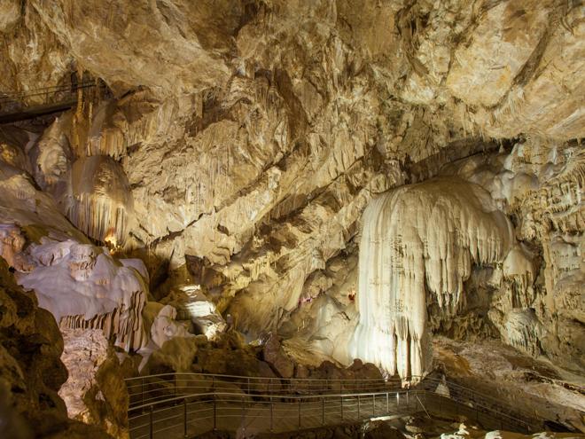 дорожка и сталактиты в пещере