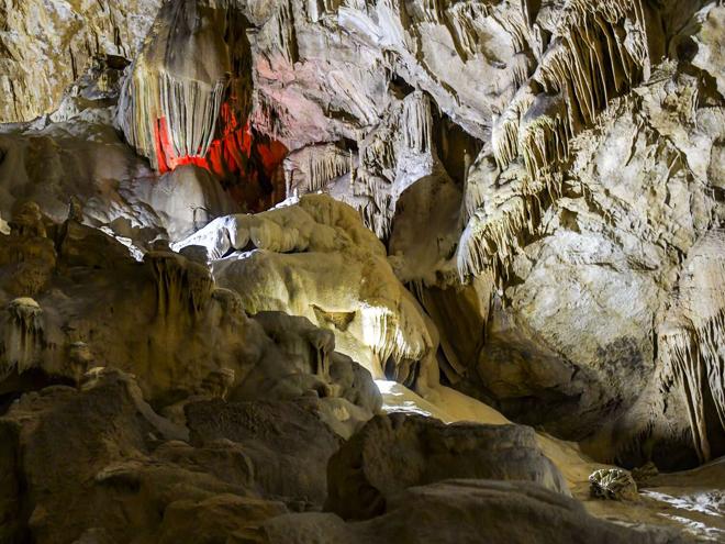 сталактиты с подсветкой в пещере