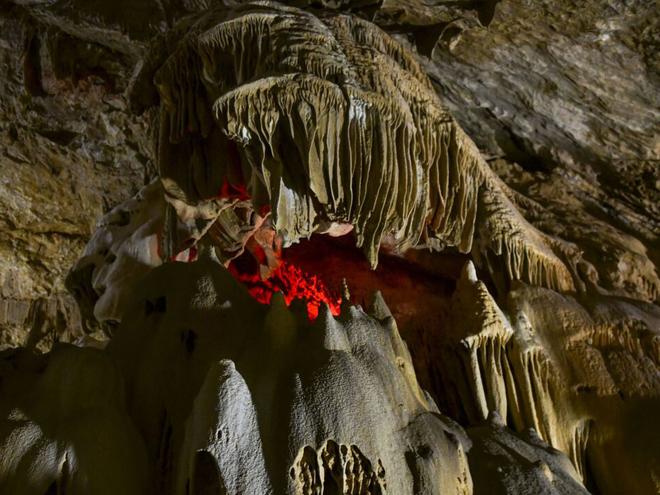 сталактиты в новоафонской пещере