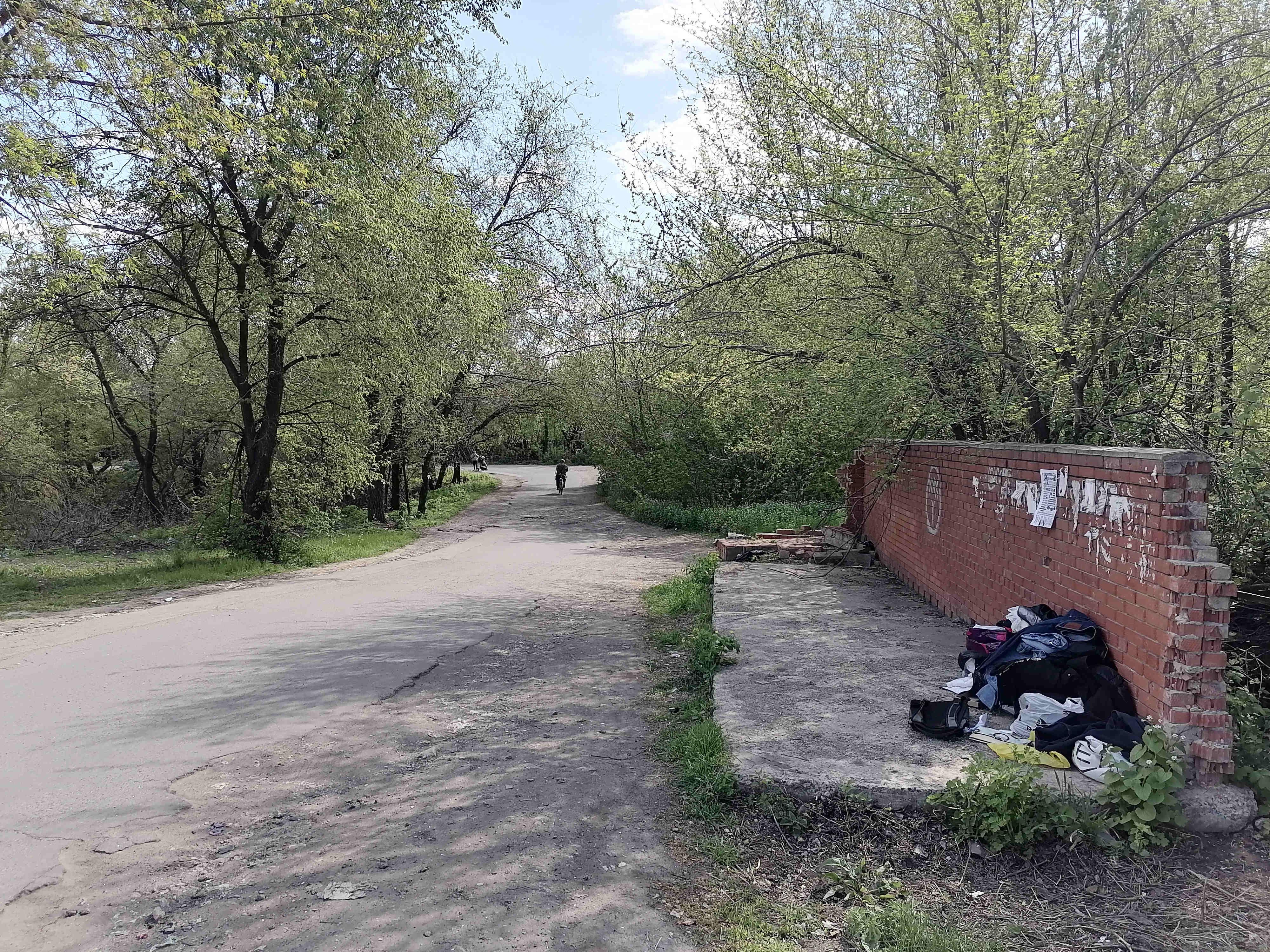 Улица Панкратовой, вид на улицу Артековская, мост через ручей построенный после сноса пешеходного моста