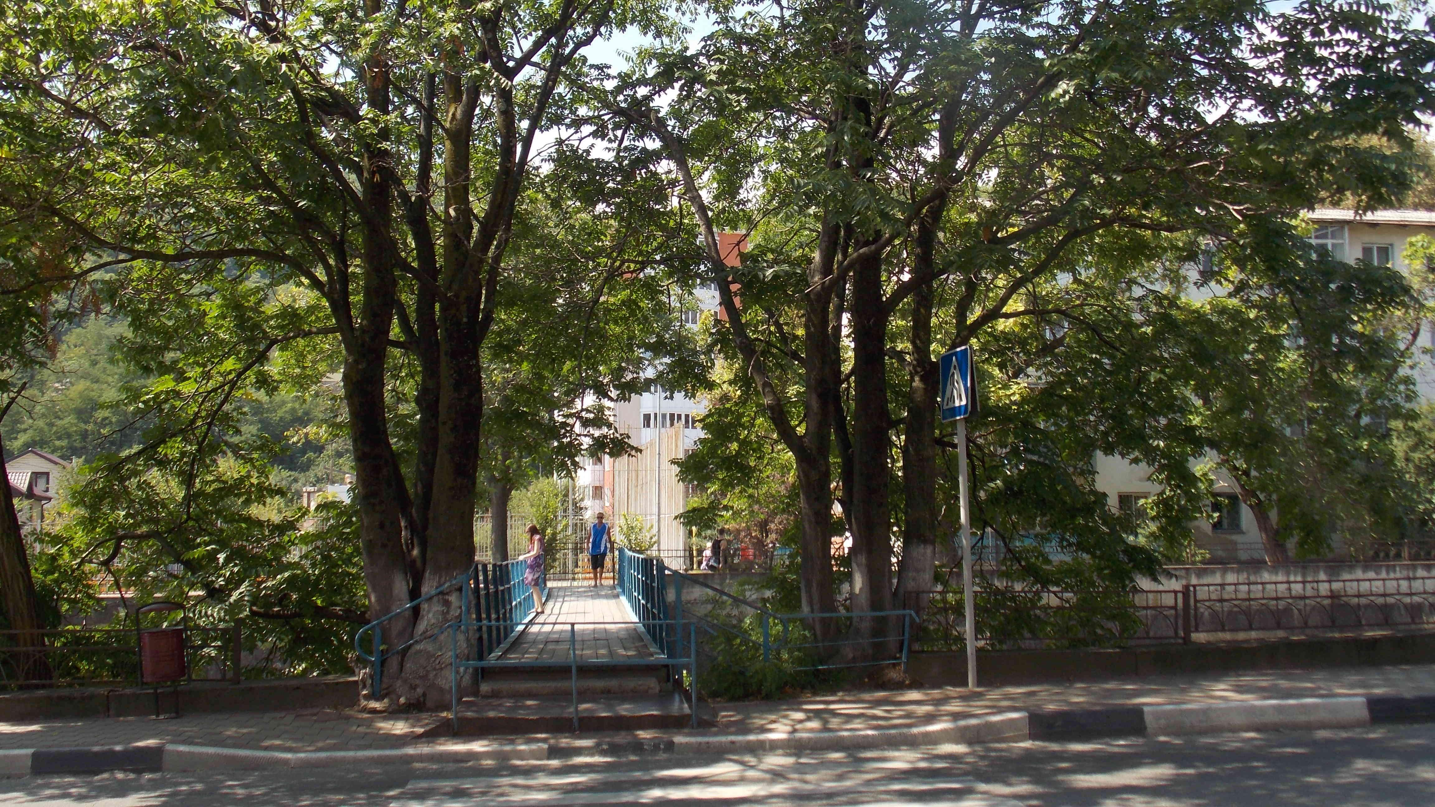 Мостик через реку Паук, в детстве как раз я на этом мостике частенько и ходил на детскую площадку через дорогу и реку Паук