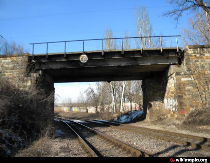 Трамвайный мост (пути трамвая сверху) над двухпуткой на ДМЗ, остановка трамвая "Южная проходная"