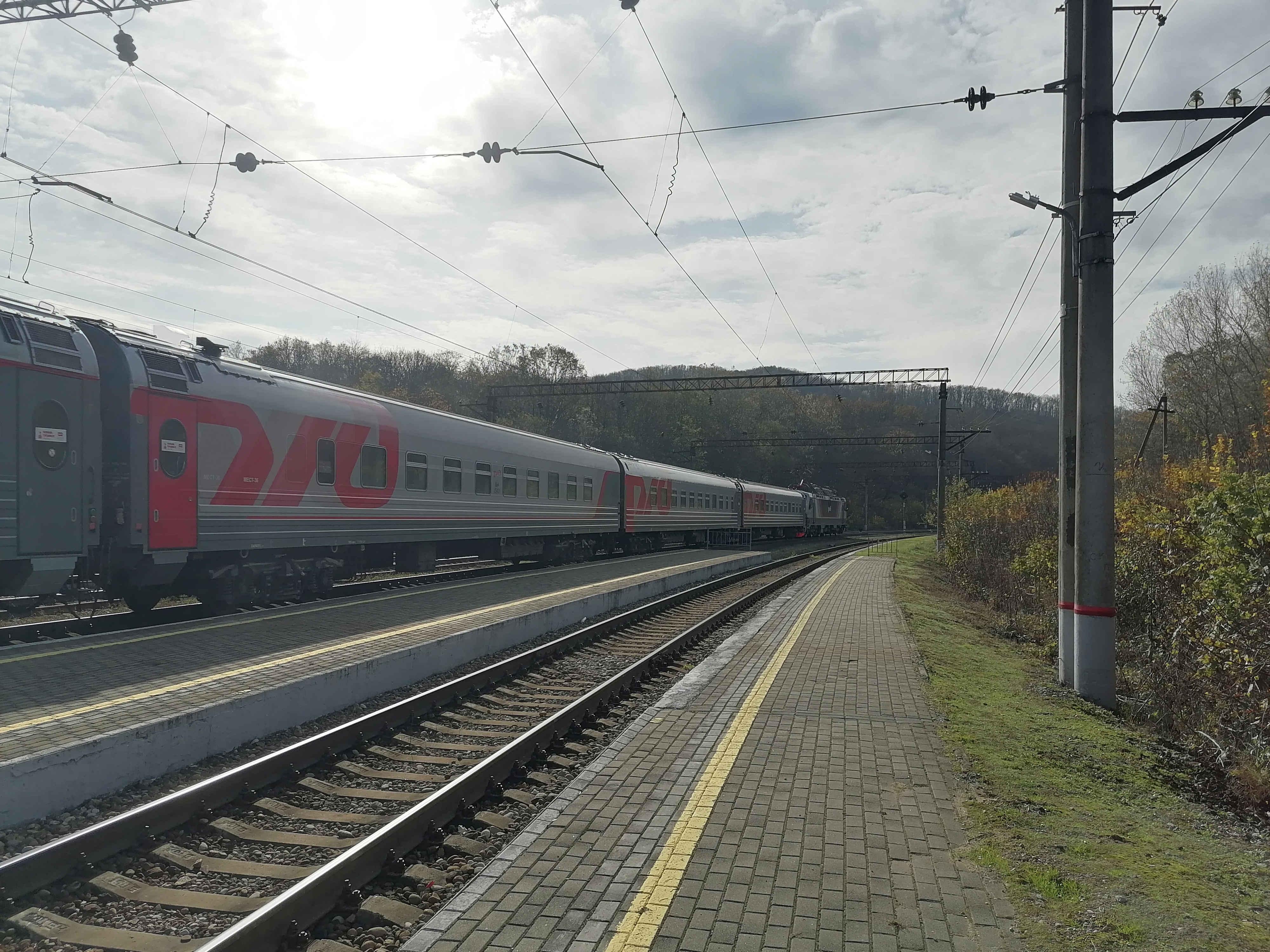 Скорый фирменный Премиум 102 Москва - Адлер летит к морю)