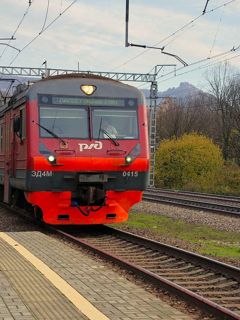 Разъезд Чилипси, прибывает электричка Туапсе - Горячий Ключ, на заднем плане гора Индюк