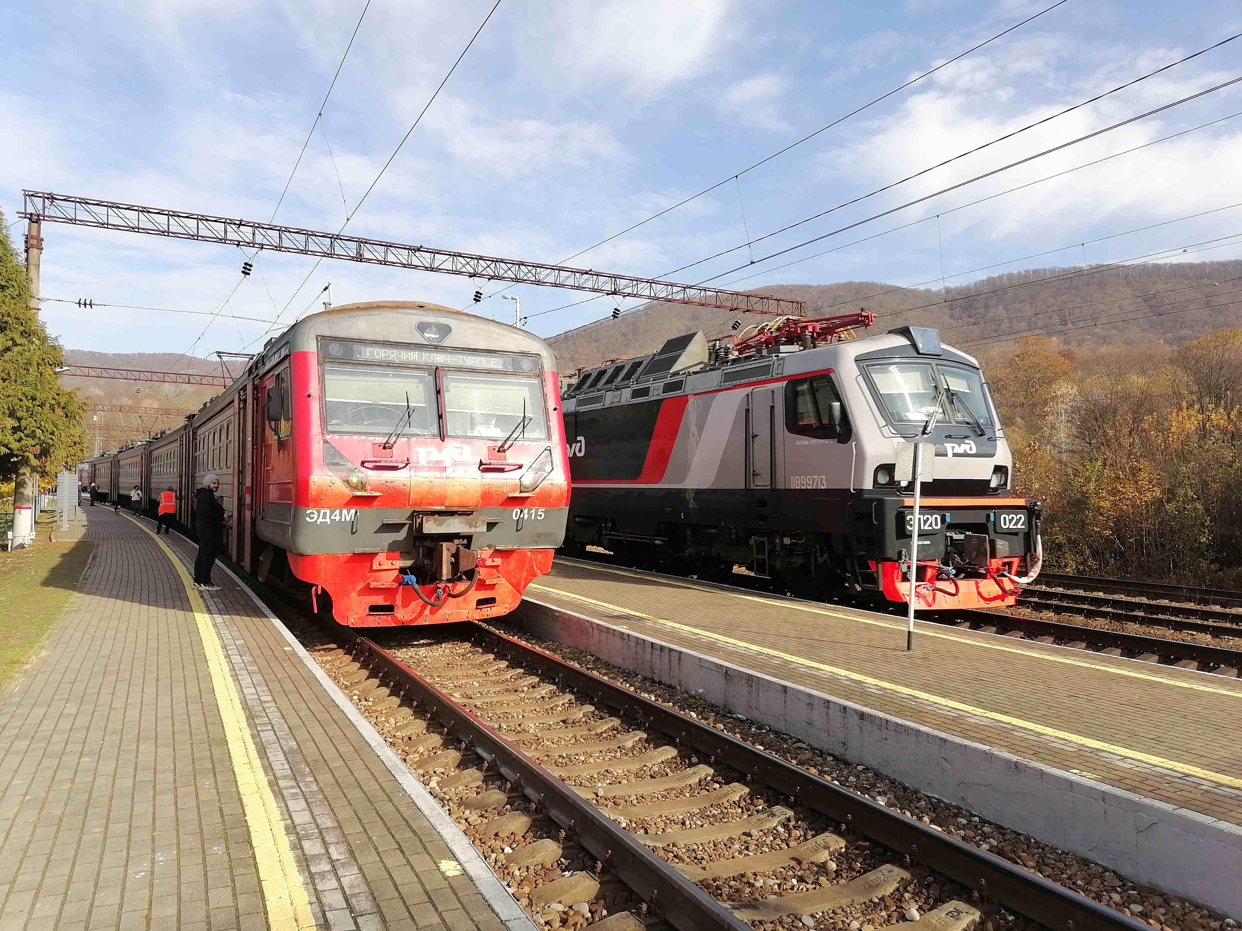 Пролетает скорый 102/102 Москва - Адлер под ЭП20-022