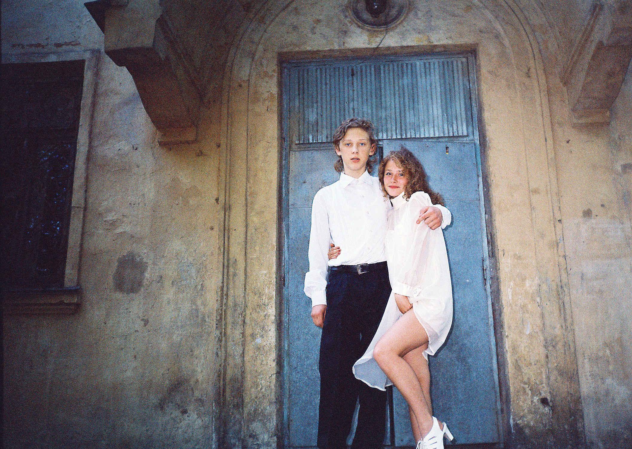 1997 июнь, выпускной, штукатурка потрескалась и дверь старенькая)))