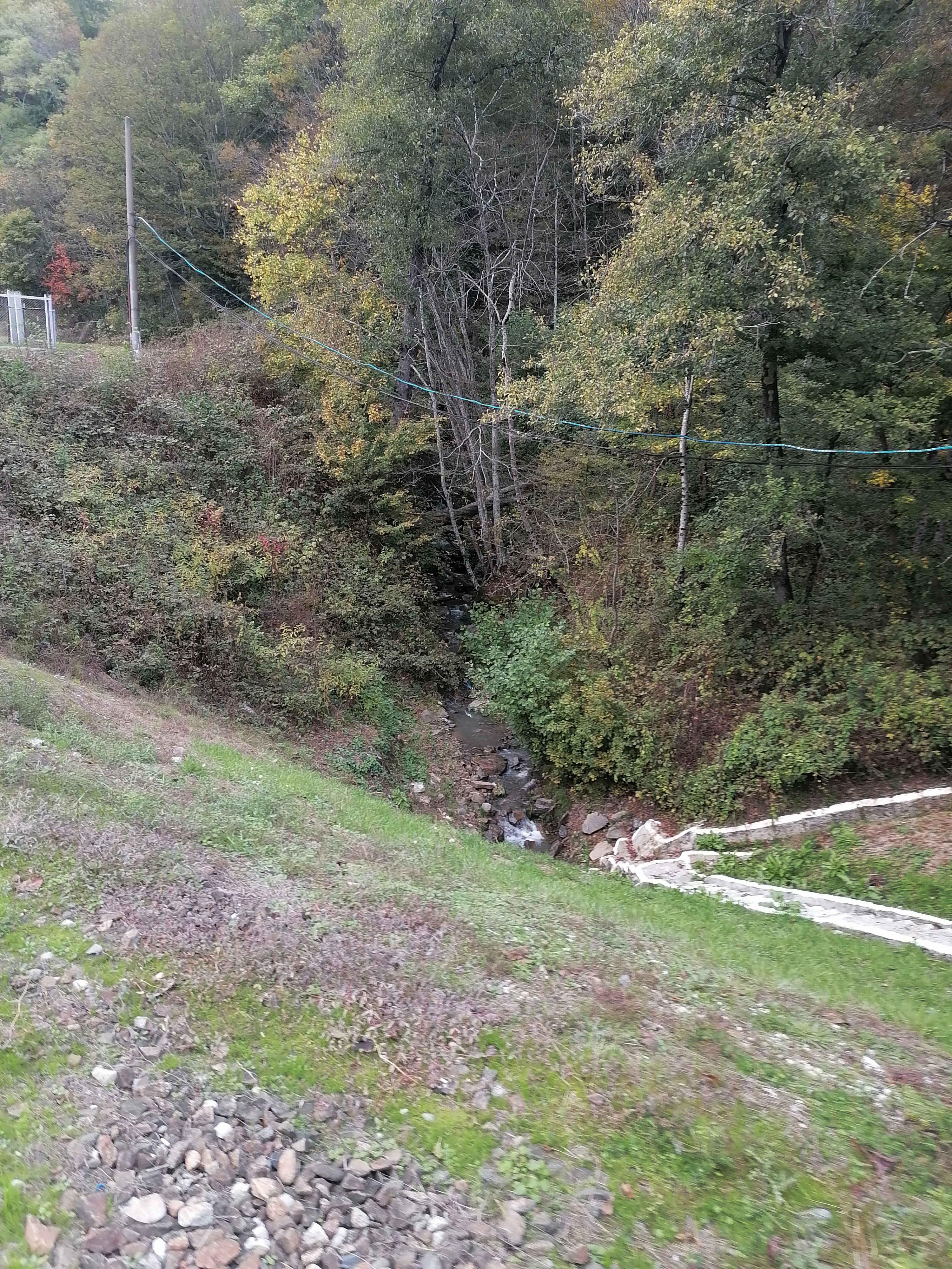 Горный ручеёк рядом с вокзалом разъезда Чилипси