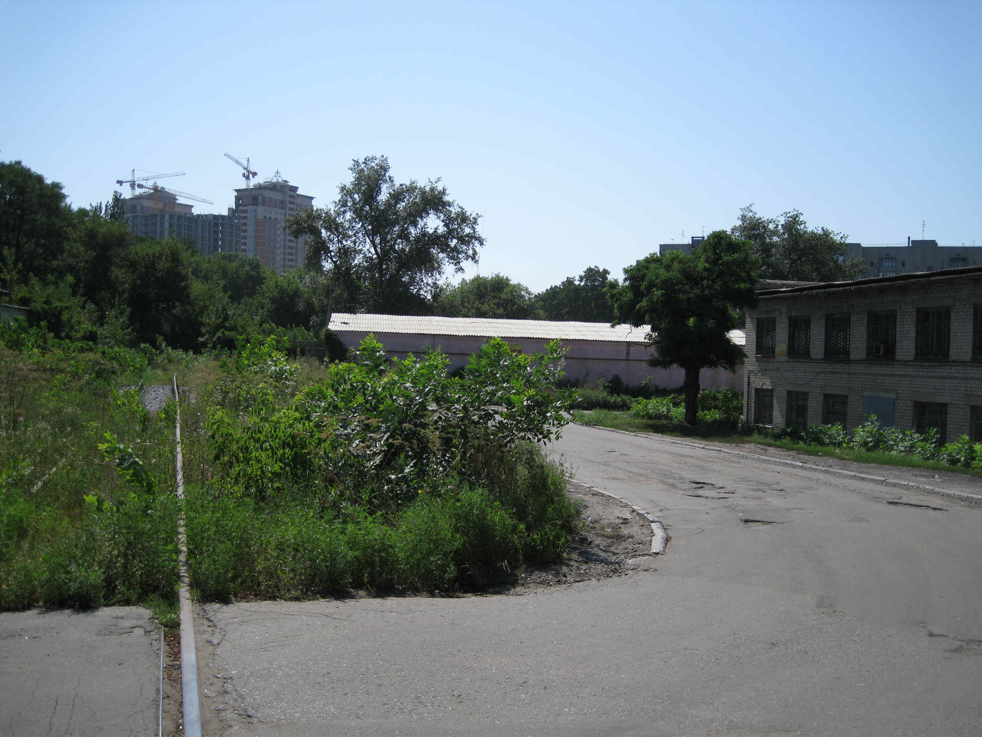 улица Гаражная, вид на гастроном "Маяк", когда-то этот путь шёл до территории автовокзала Северный и ниже к ул. Молодых Шахтёров