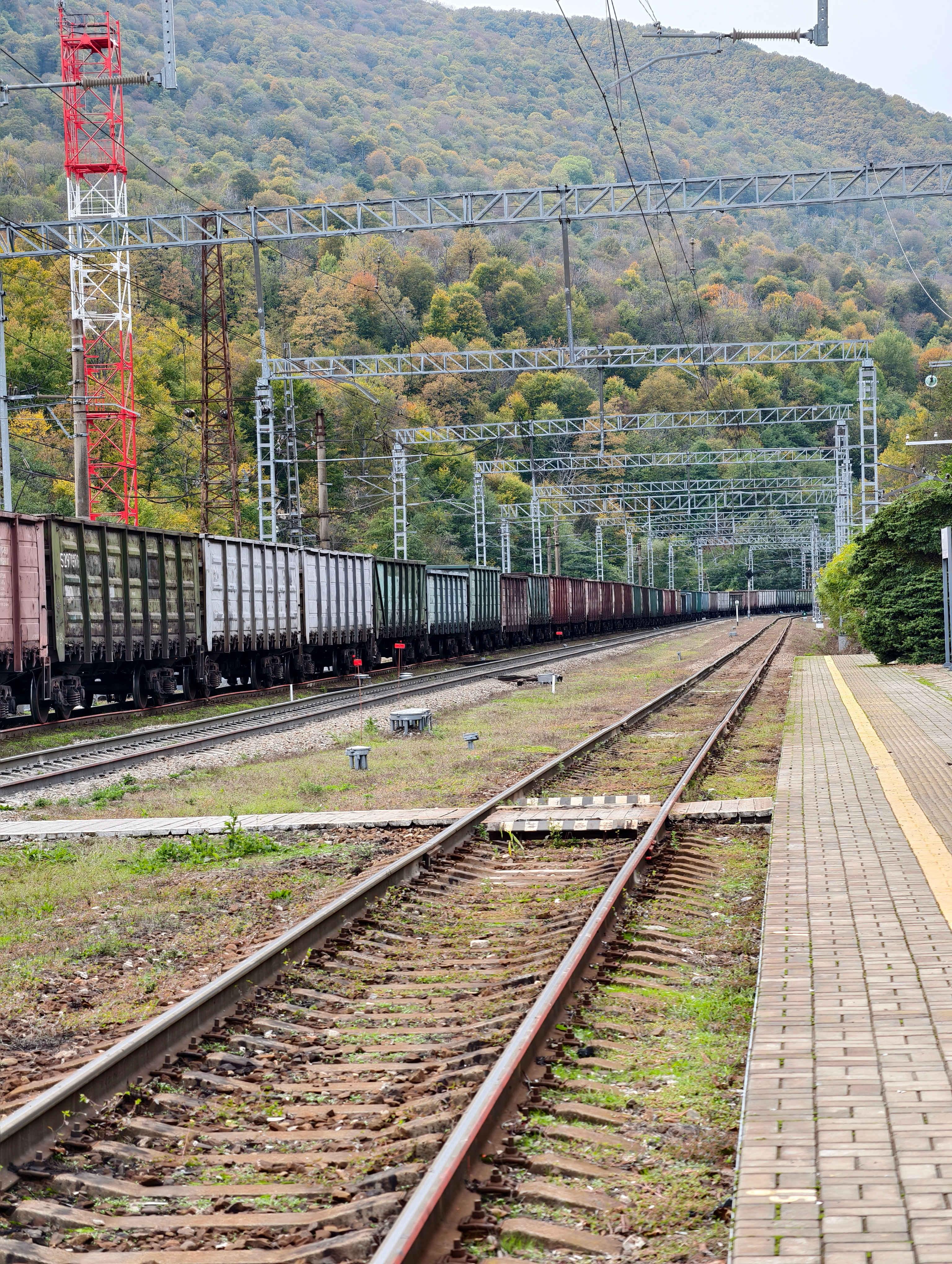 Товарный поезд на Чилипси, ожидает встречную электричку