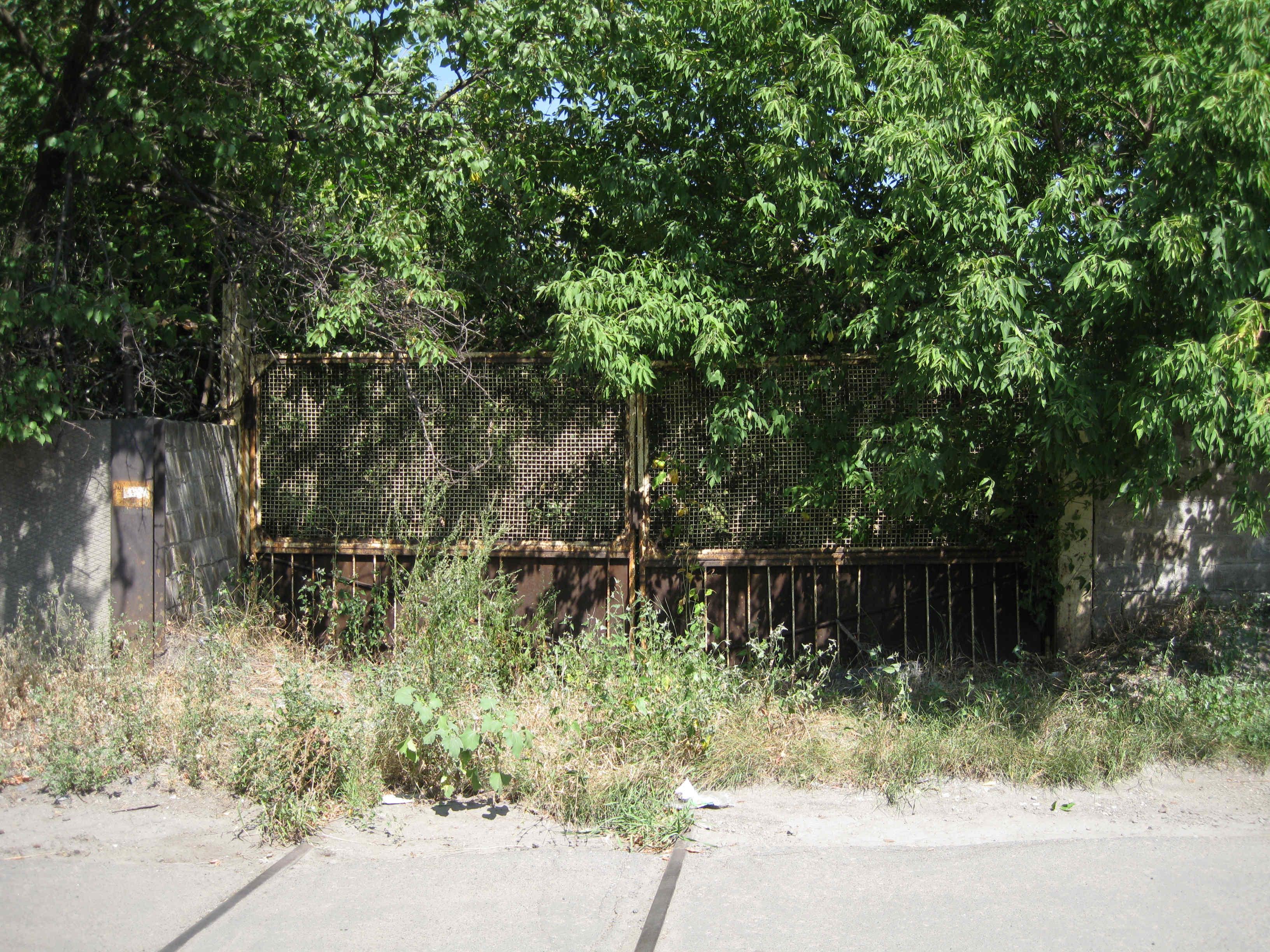 ЖД путь на склады по ул. Гаражная, зарос, не используется, фото 2010 года