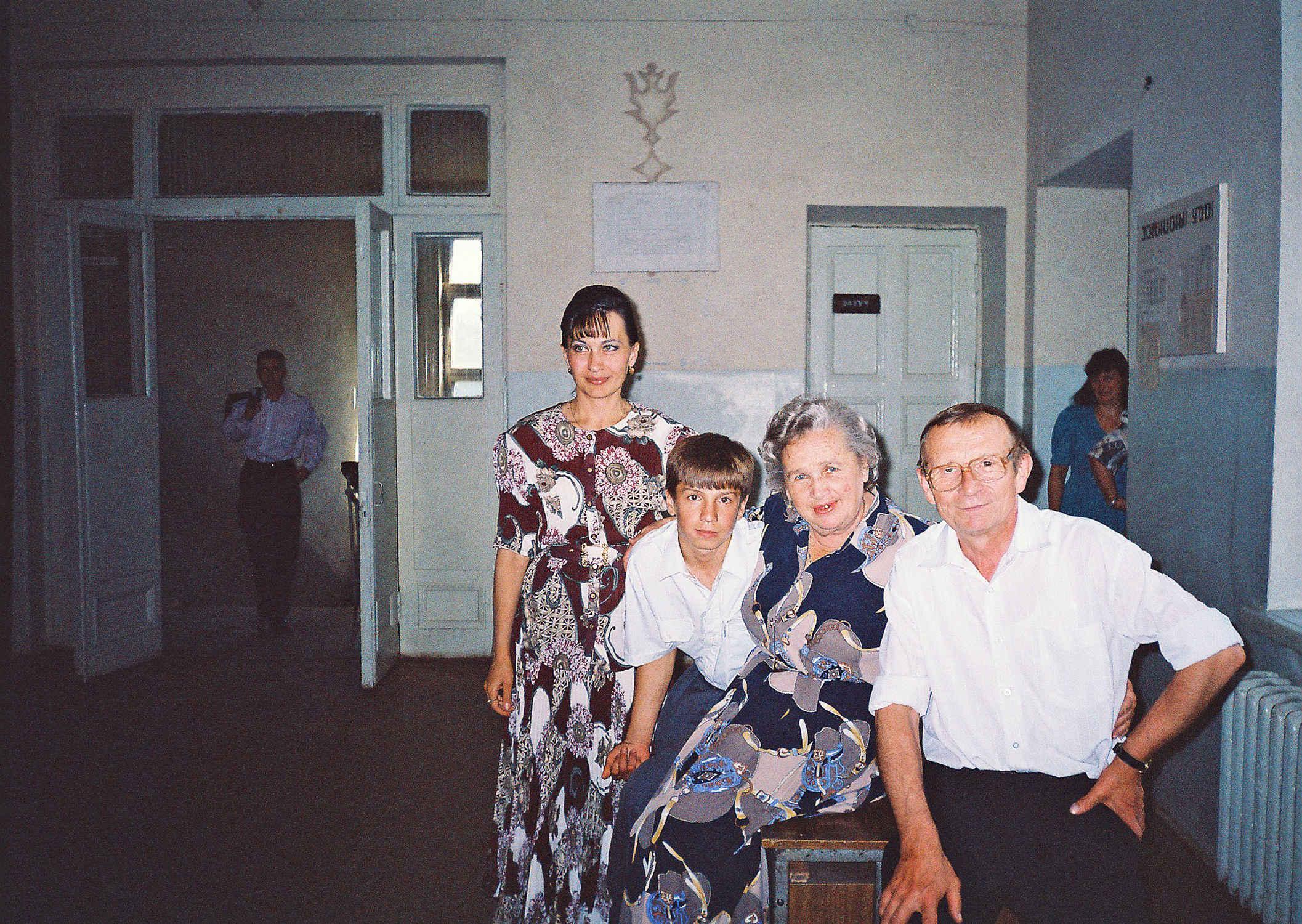 1997 июнь, выпускной НСШ 24, учительница русского языка и литературы, учительница географии и директор школы