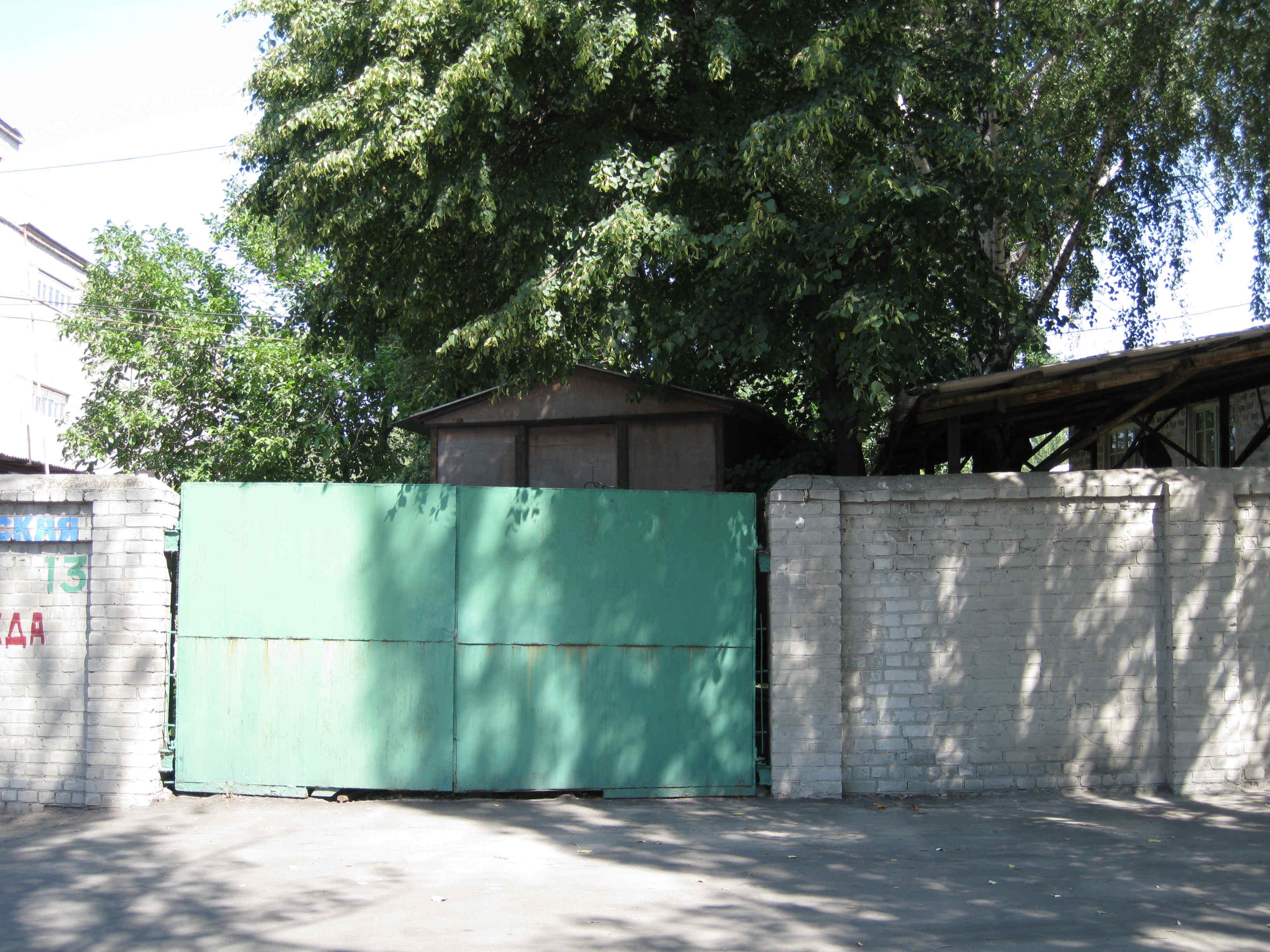 Грузовой вагон на заблокированном (демонтированном) участке жд пути на базы складов ул. Экономическая, перед этими воротами было глухое пересечение жд пути и трамвайного