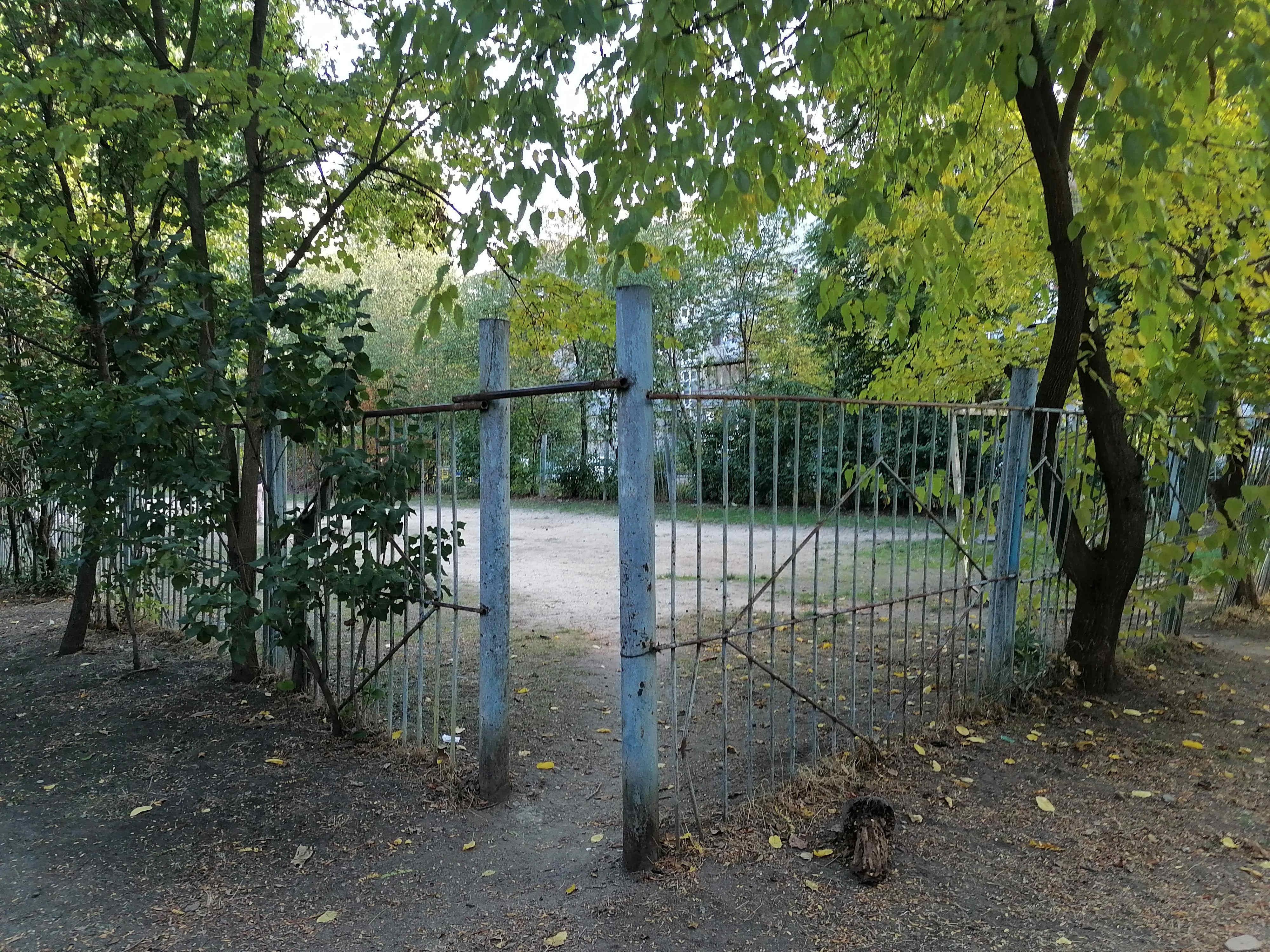 Детская спортивная площадка до реконструкции, двор ул. Атарбекова 9