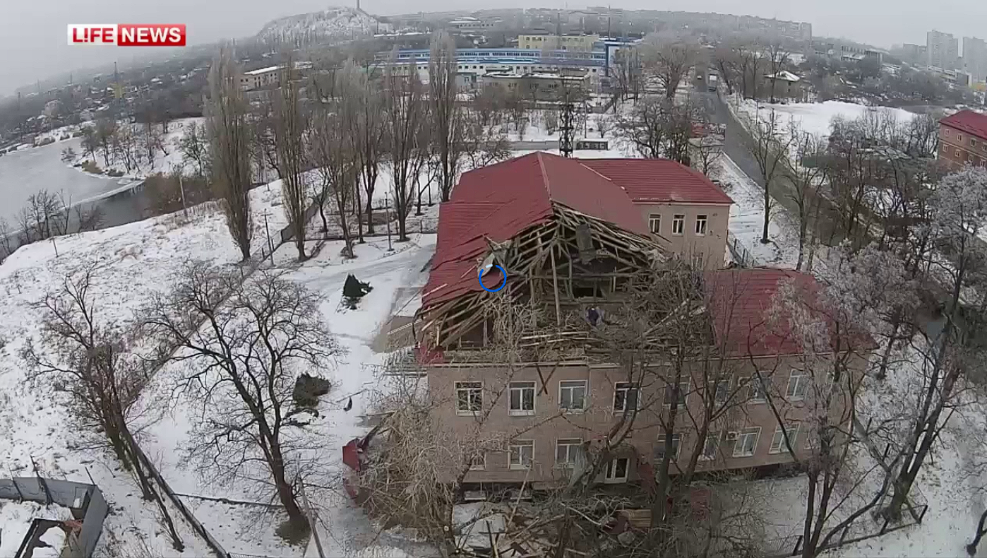 Январь 2015, прямое попадание в крышу школы №24 по улице Артёма 184а