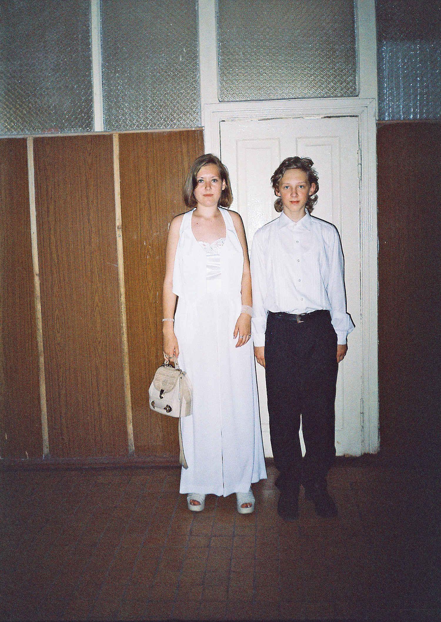 1997 июнь, выпускной, я с одноклассницей у класса урока труда