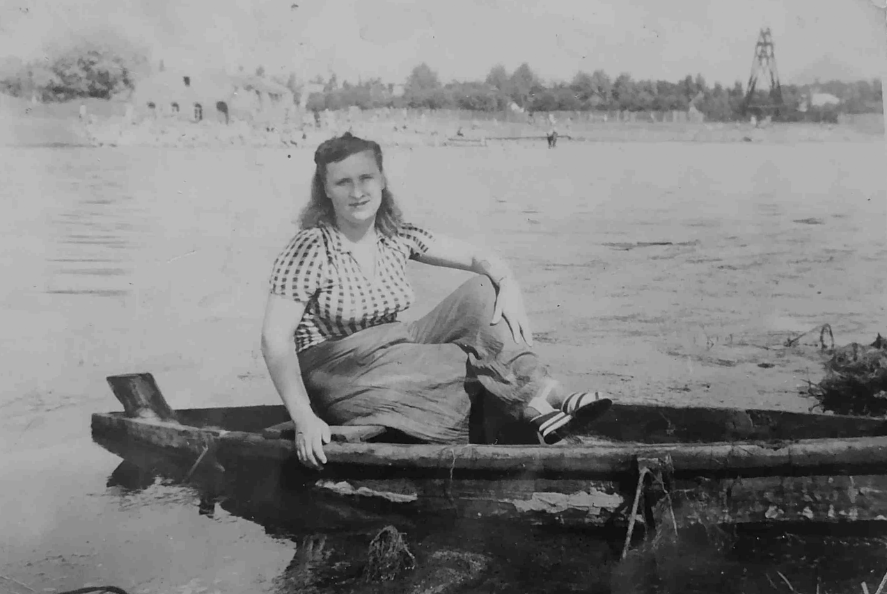 Это моя бабушка, раньше по стороне ул. Артековская у берега были лодки для катания