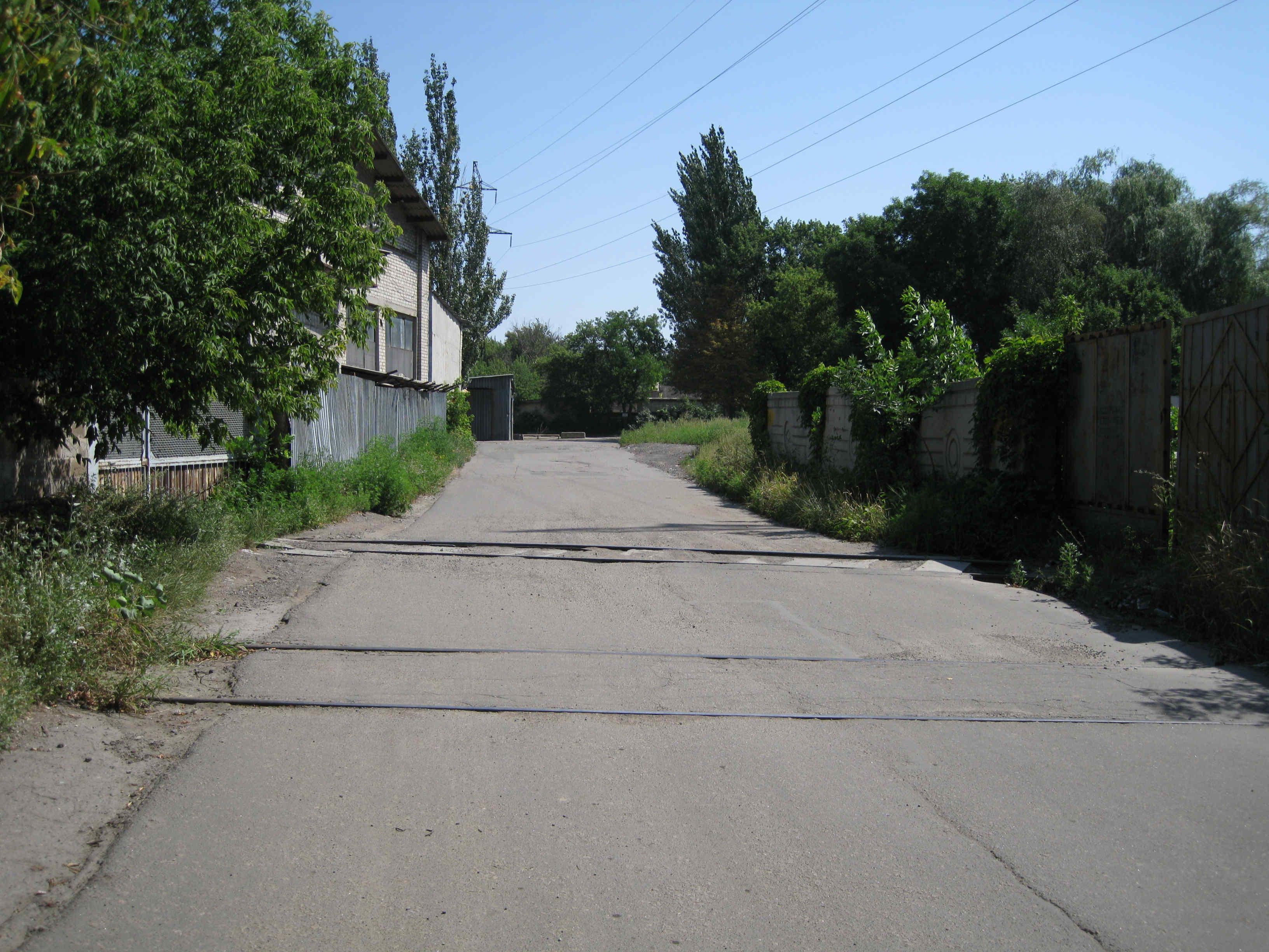 Улица Гаражная, ближний подъездной путь идёт на склады, дальний на завод РКЭТ