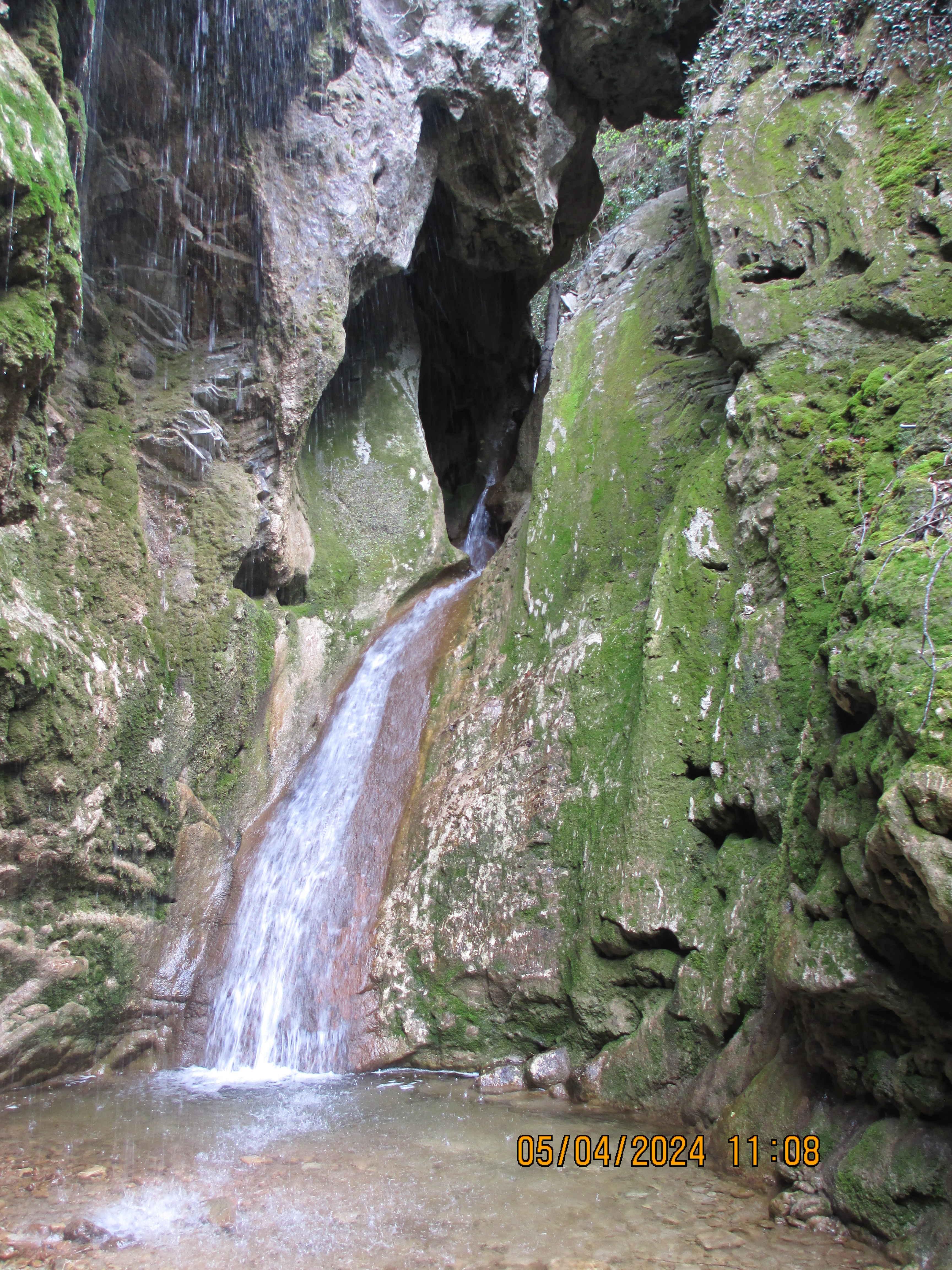 Ущелье грот, и водопад