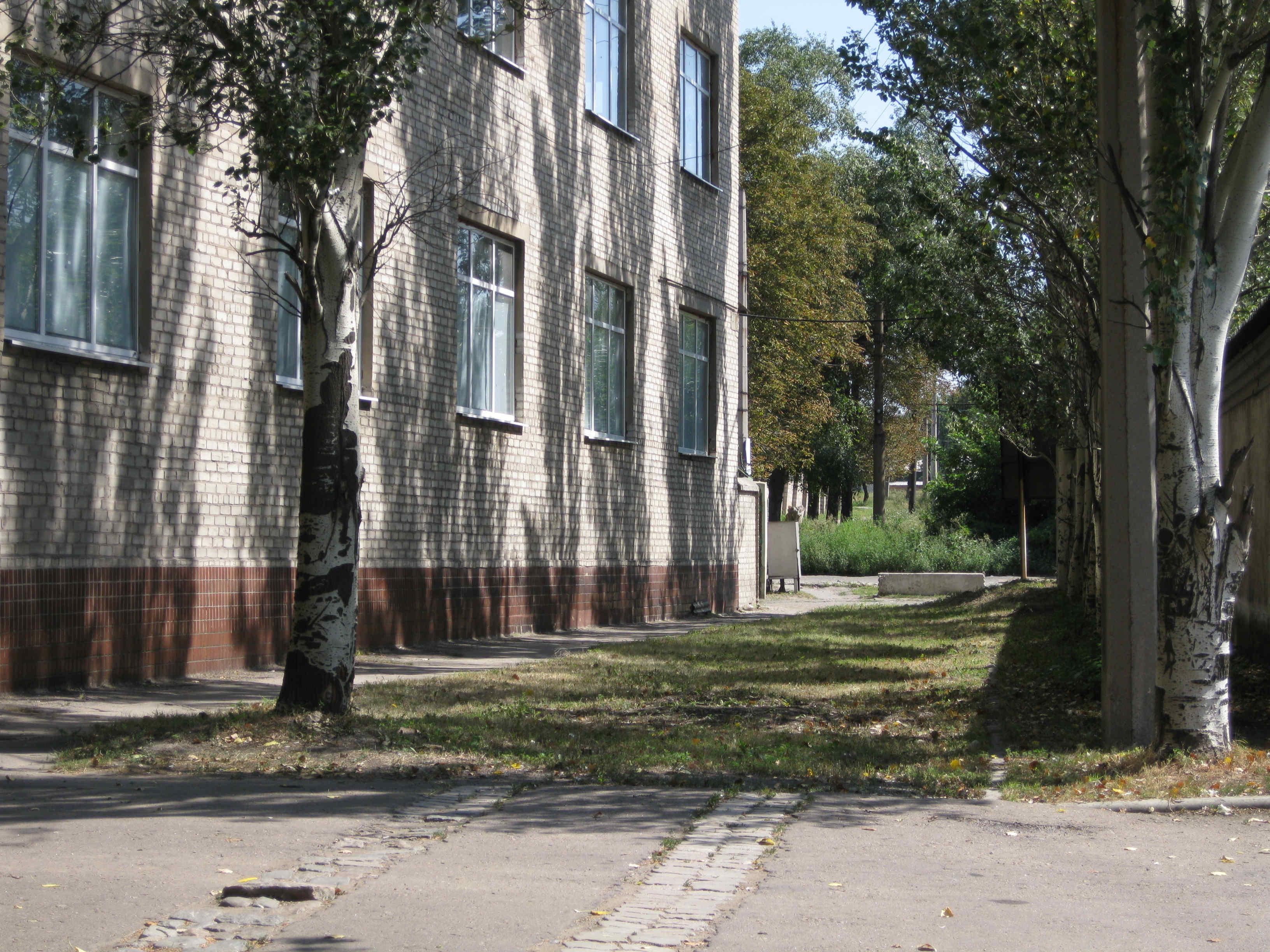 Август 2010, видны остатки от рельсов трамвайного пути на завод РКЭТ, вид на кольцо №6 по ул. Экономическая