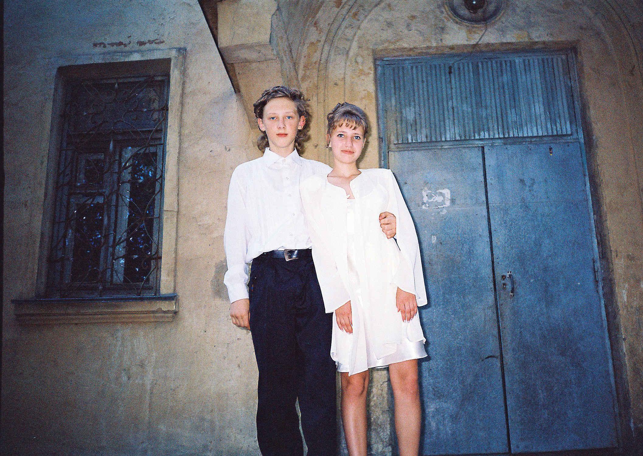 1997 июнь, выпускной, я и Тоня на крыльце школы