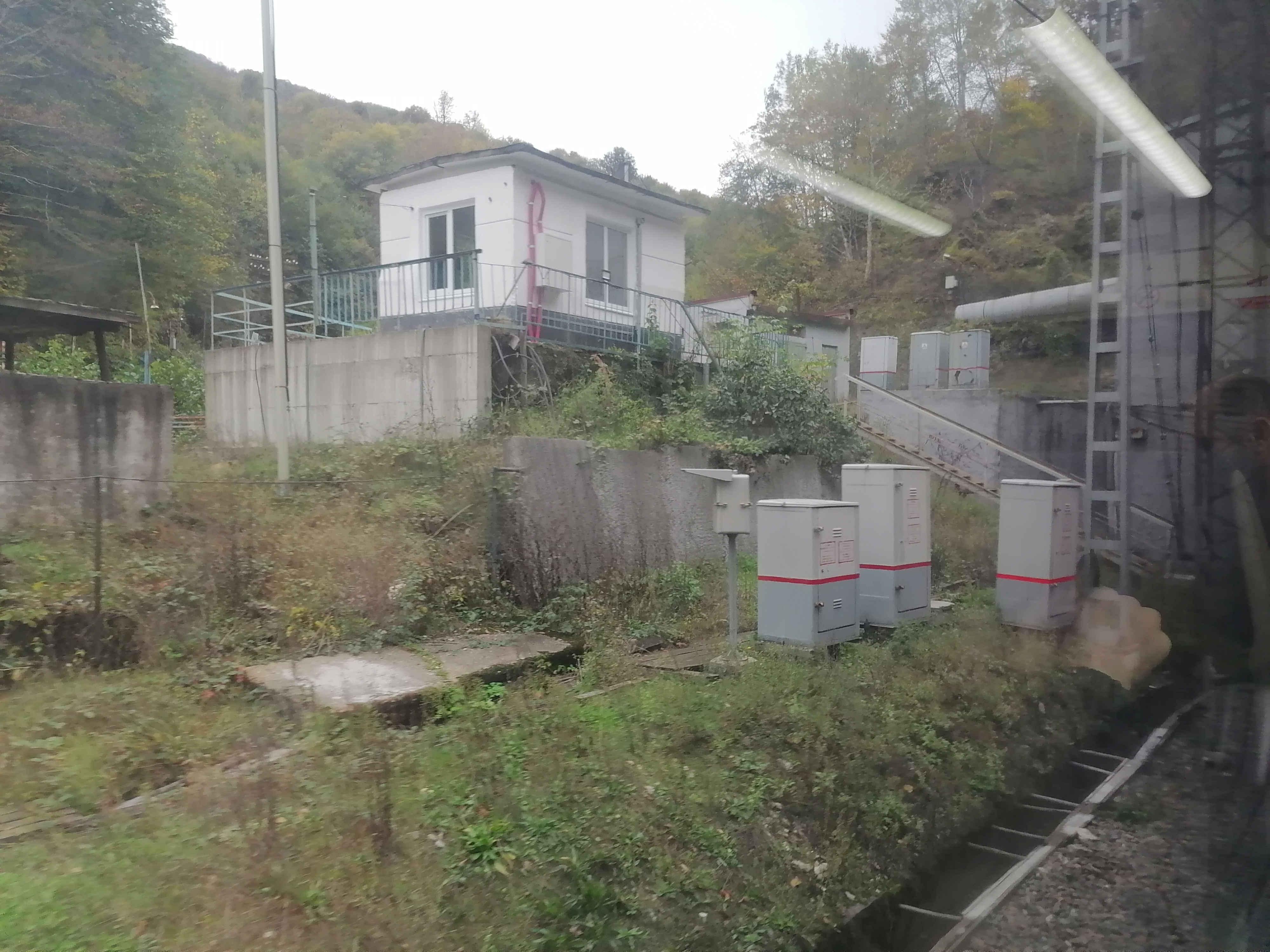 Постройки у портала тоннеля