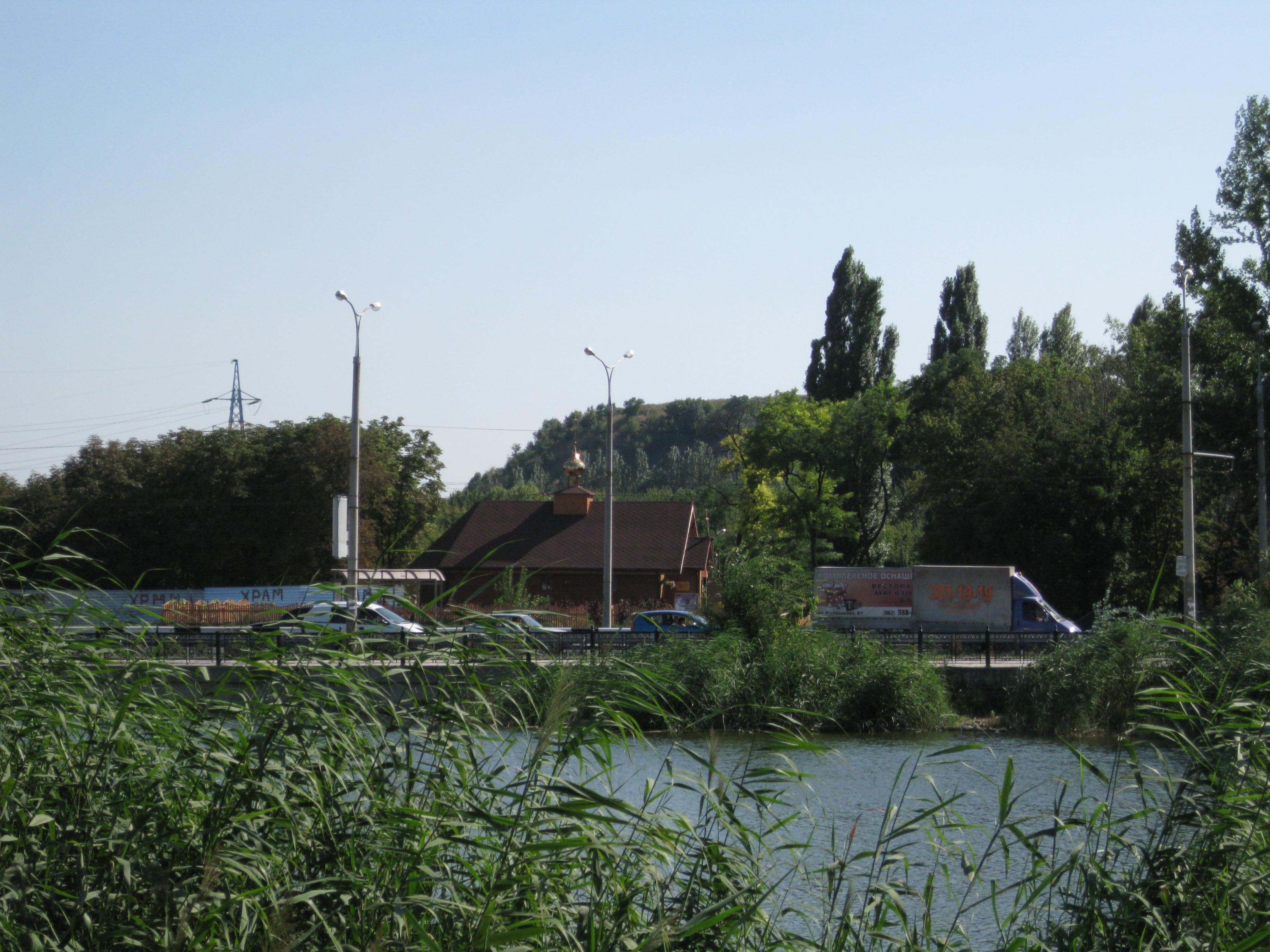 Вид на остановку ул. Благоева, раньше вместо церквушки были ларёк, лодкой подплывали к дороге и вылазили на берег