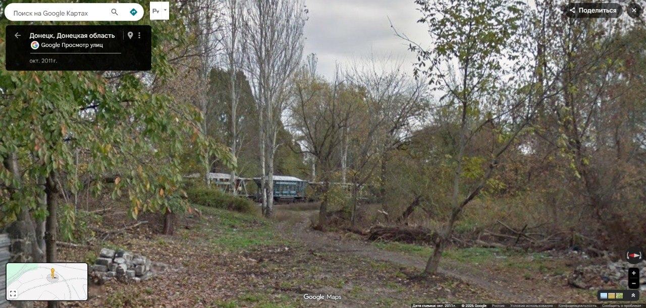 Хоппер дозаторы с щебёнкой следуют в северной части посёлка Третий Восточный, перед трамвайным мостом. Состав следует на завод ДМЗ