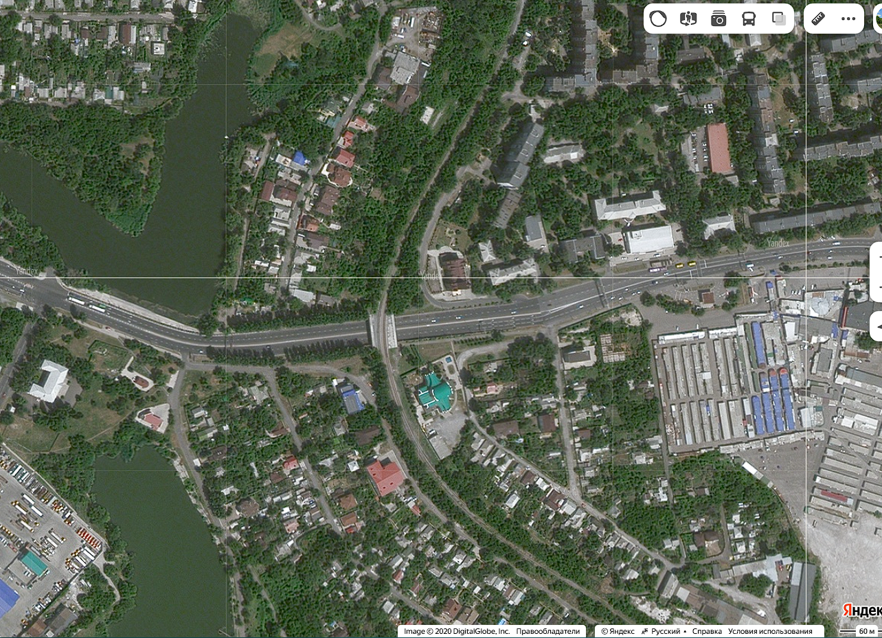 Вид на пересечение по мосту с улицей Артёма