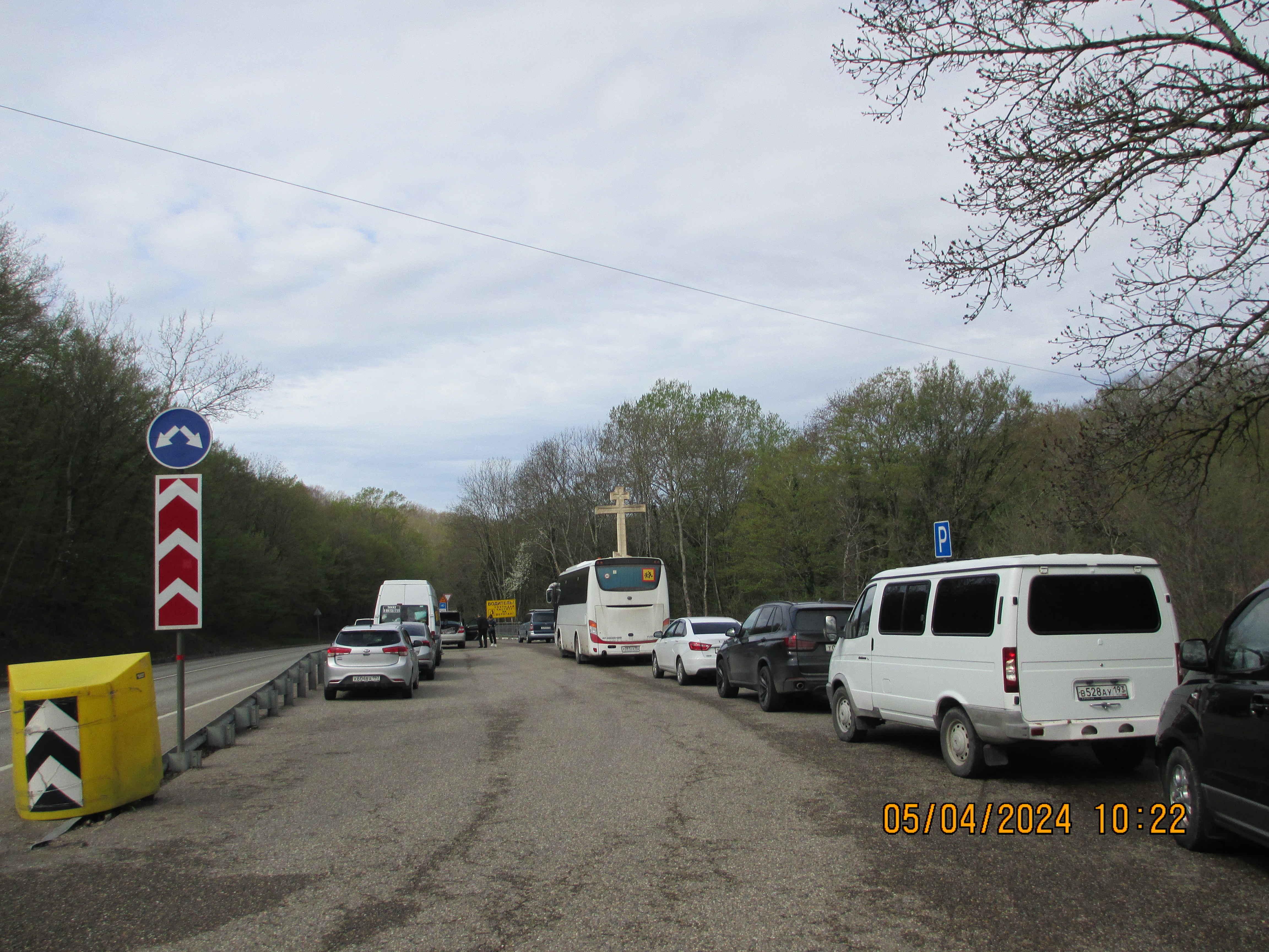 Парковка, возле памятного креста