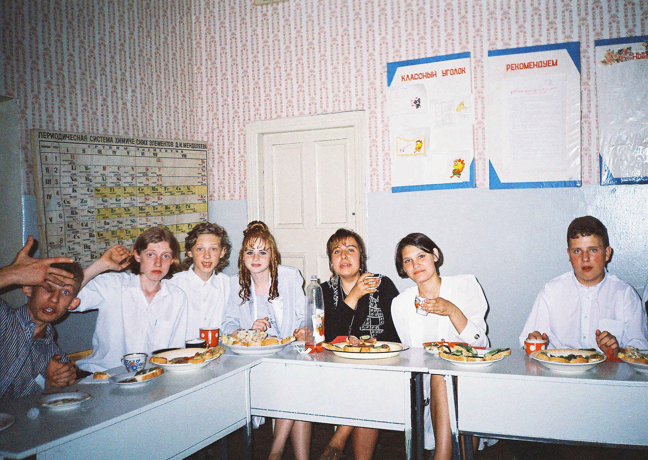 1997 июнь, выпускной, слева и сзади видны двери в подсобки физики, химии и биологии