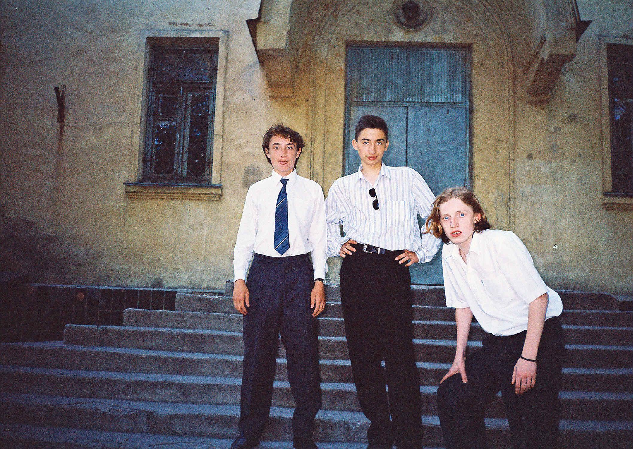 1997 июнь, выпускной, с одноклассниками на центральном входе в школу