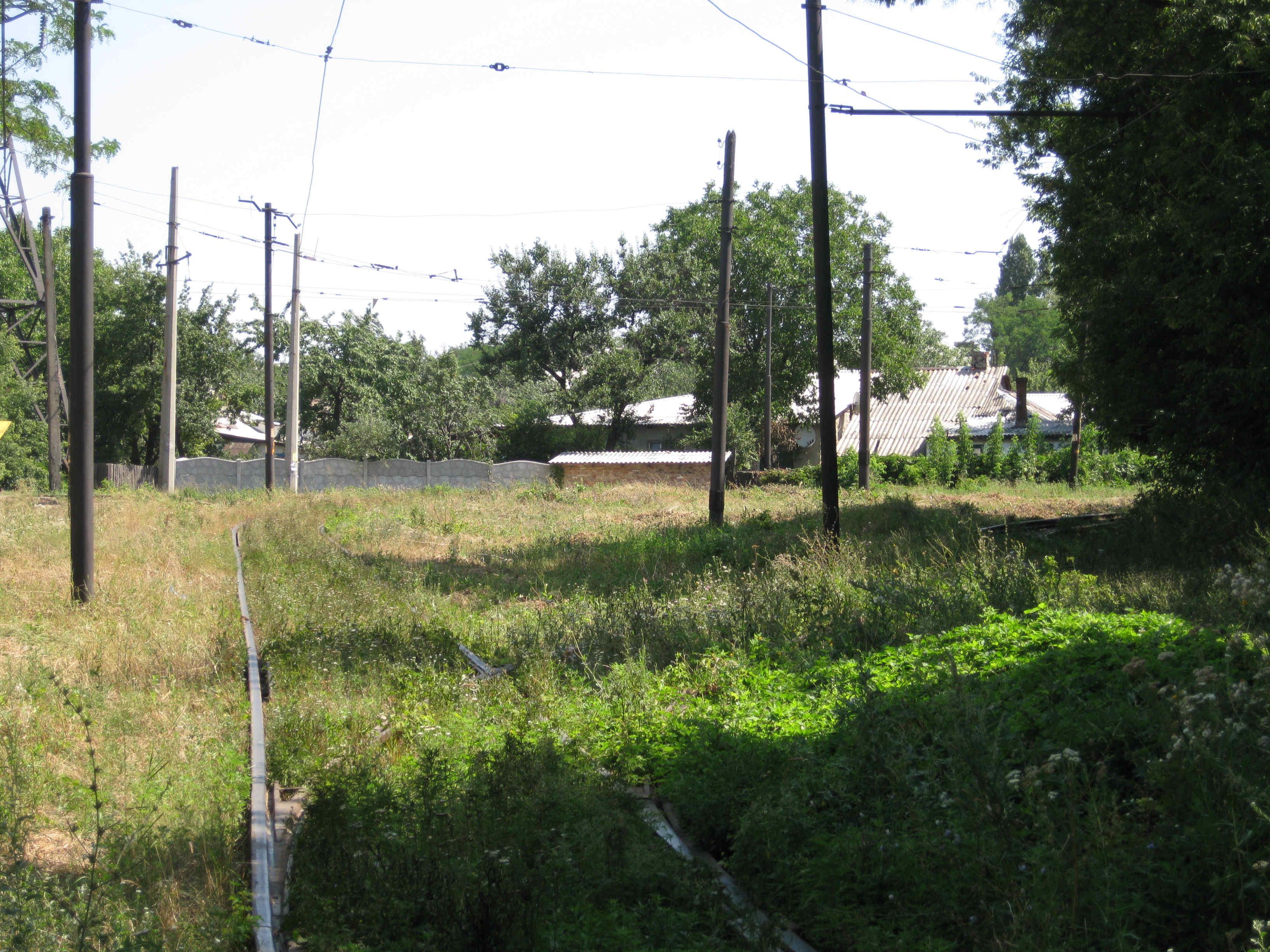 Трамвайный съезд для выхода вагонов со стороны РКЭТ на "правильный" путь трамвайного кольца маршрута №6, уходит правее с левого пути кольца на правый