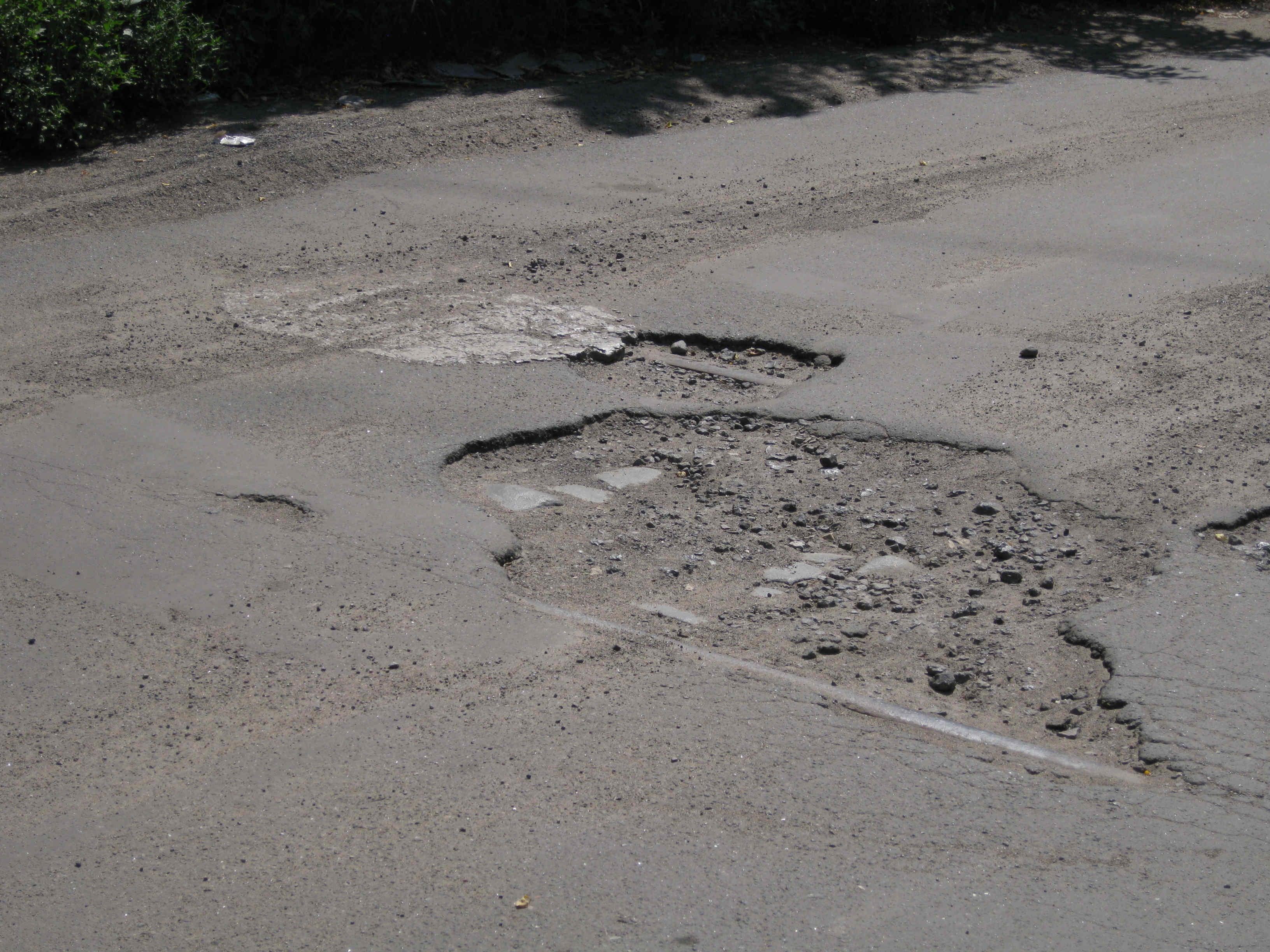 Трамвайные рельсы в асфальте улицы Экономическая, август 2010