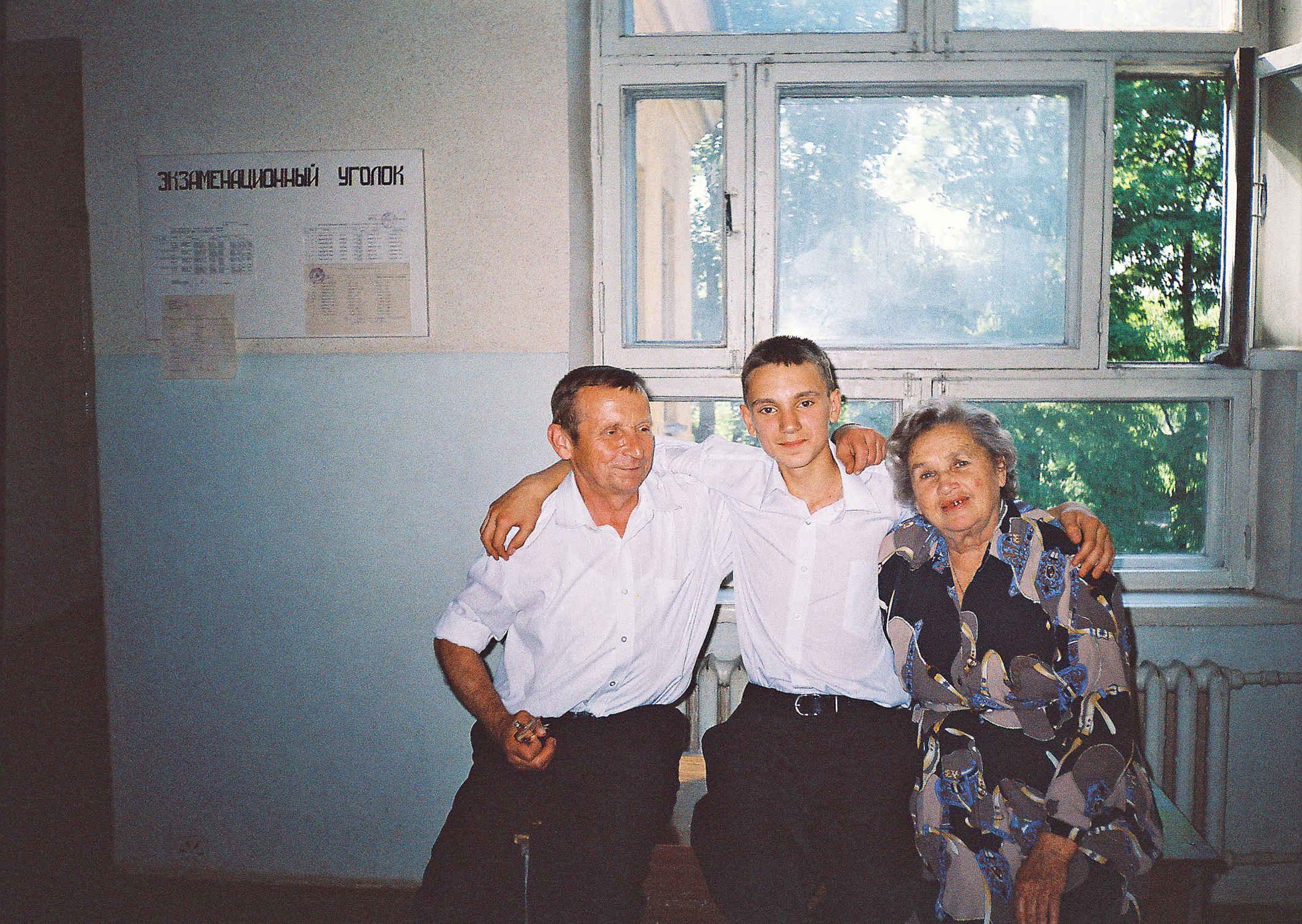 1997 июнь, выпускной, Володя Кремнёв с учителями