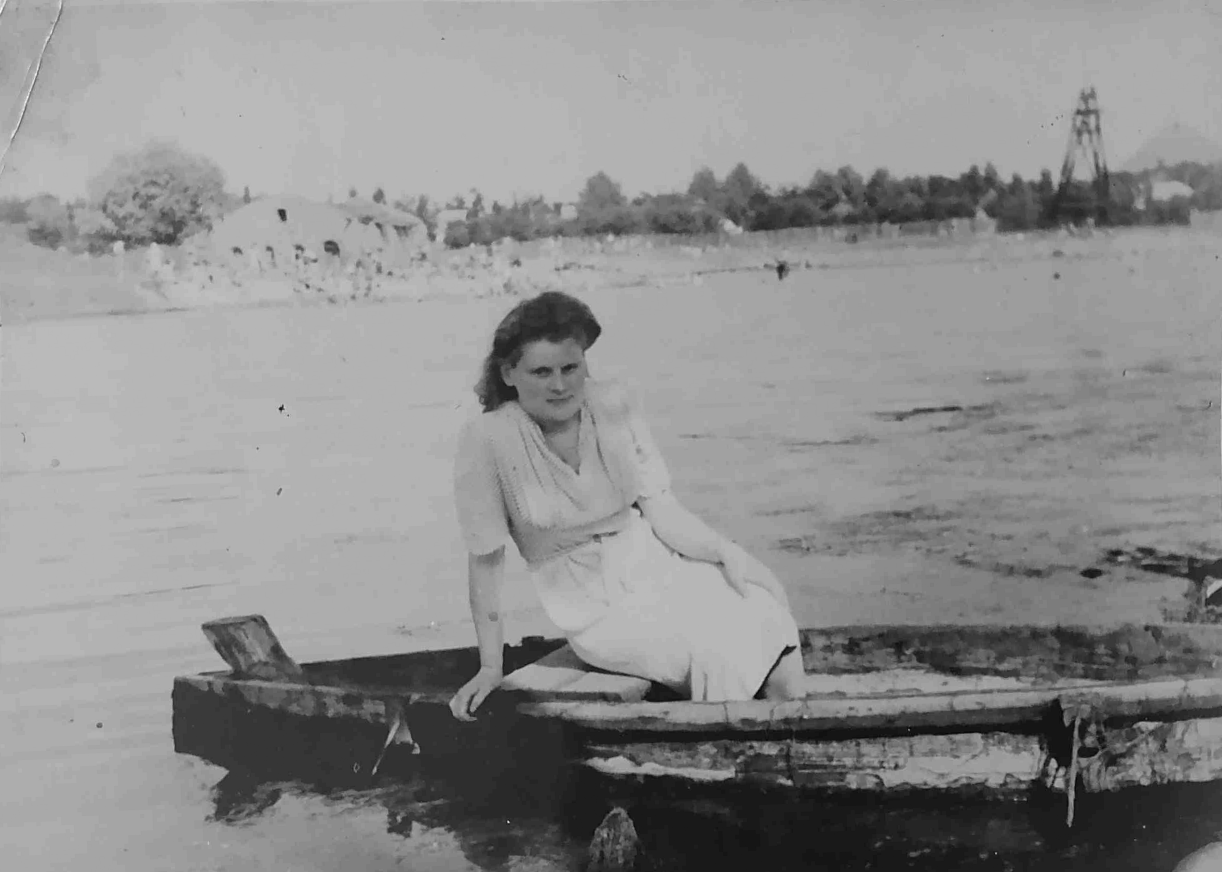 Это моя бабушка, снято на берегу Ветковского ставка по улице Артековская, видно целое здание паровозной водокачки, обратите внимание на опору ЛЭП она ещё деревянная, примерно послевоенные годы ВОВ