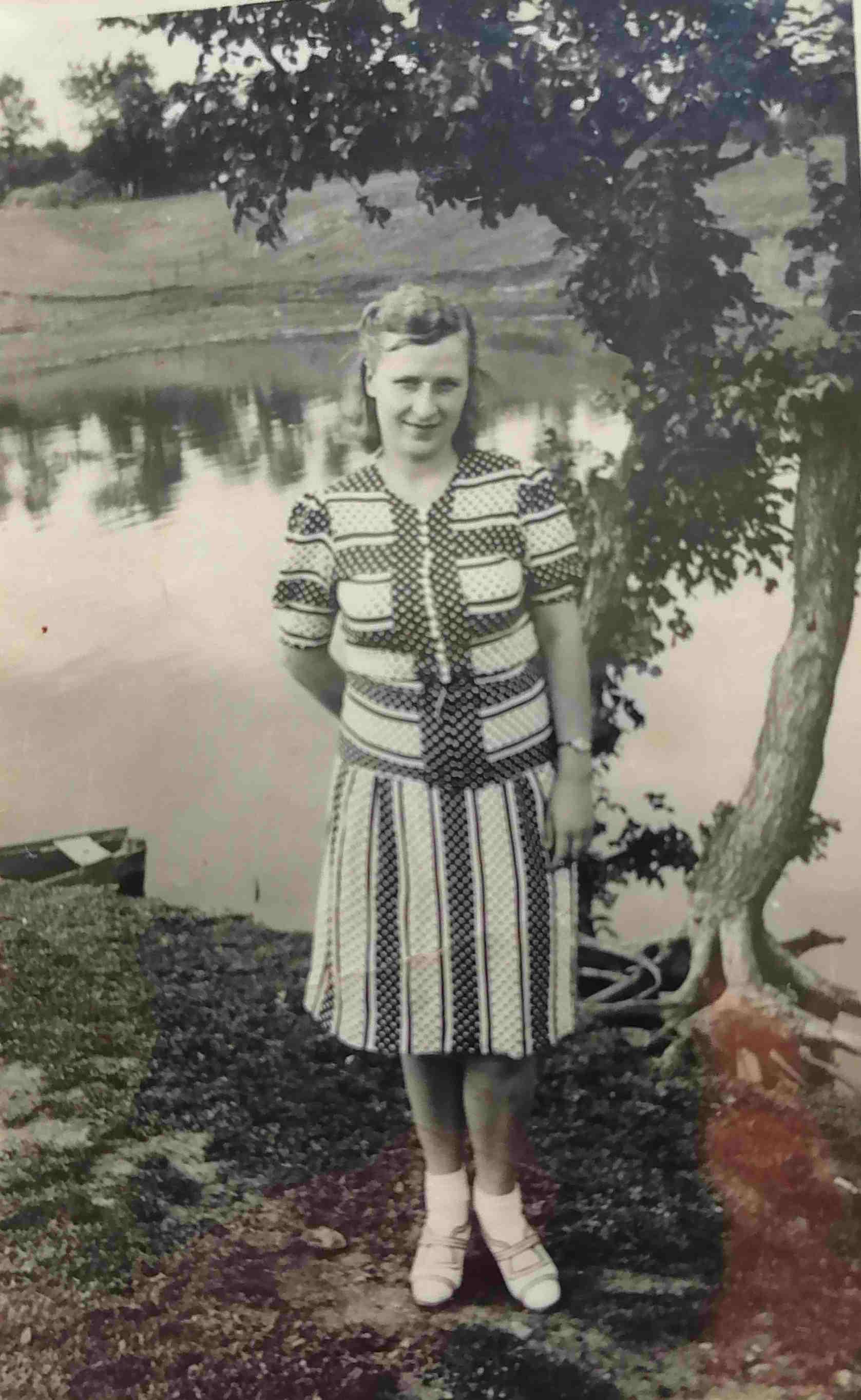 Западная заводь Ветковского ставка, снято с берега по улице Артековская, видны на заднем плане опоры дорожки на бывший пешеходный мостик