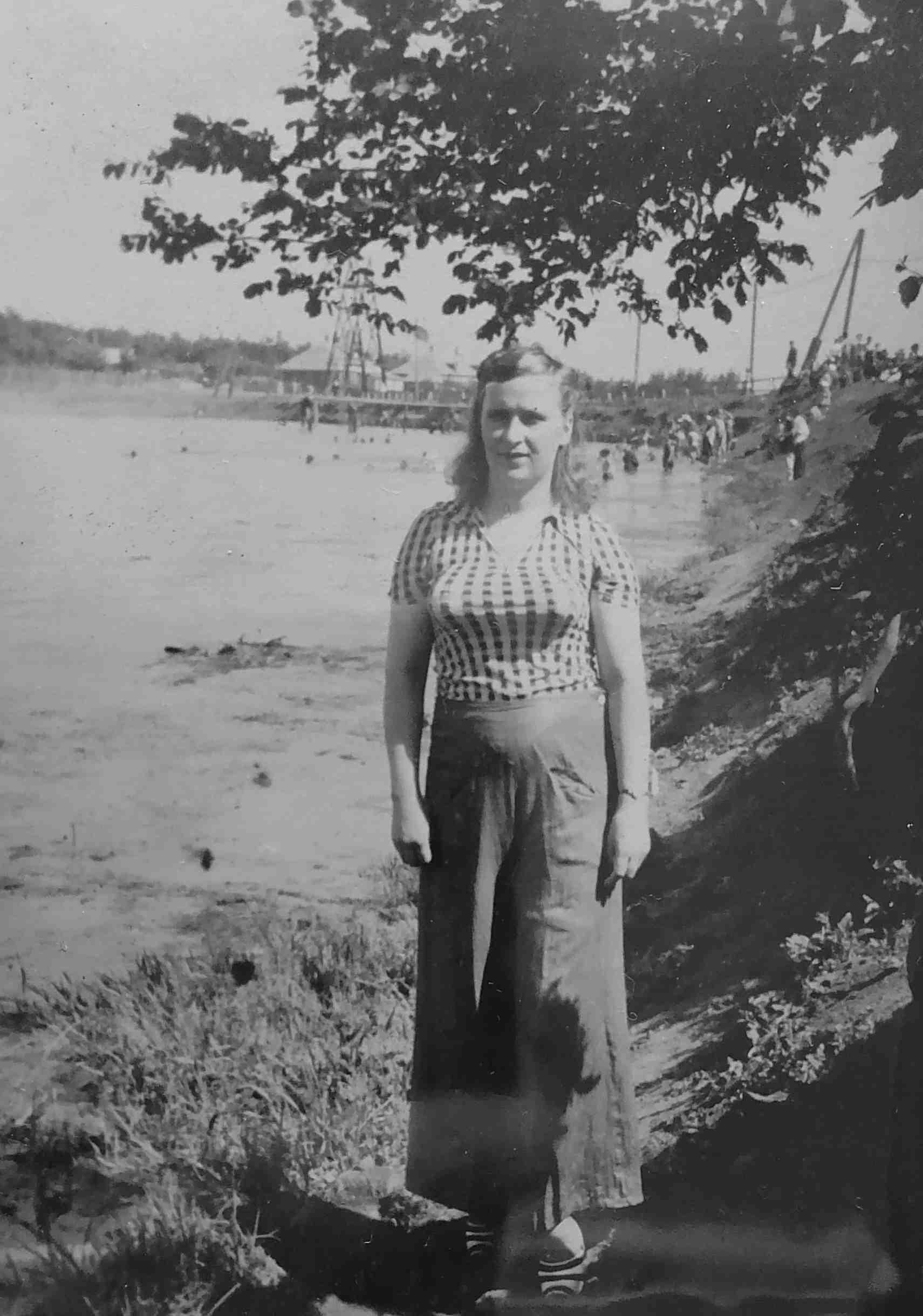 Берег Ветковского ставка примерно в 1950-е годы, снято напротив дома по улице Артековская 63, вид на дамбу по улице Артёма, тогда она называлась улица Вокзальная