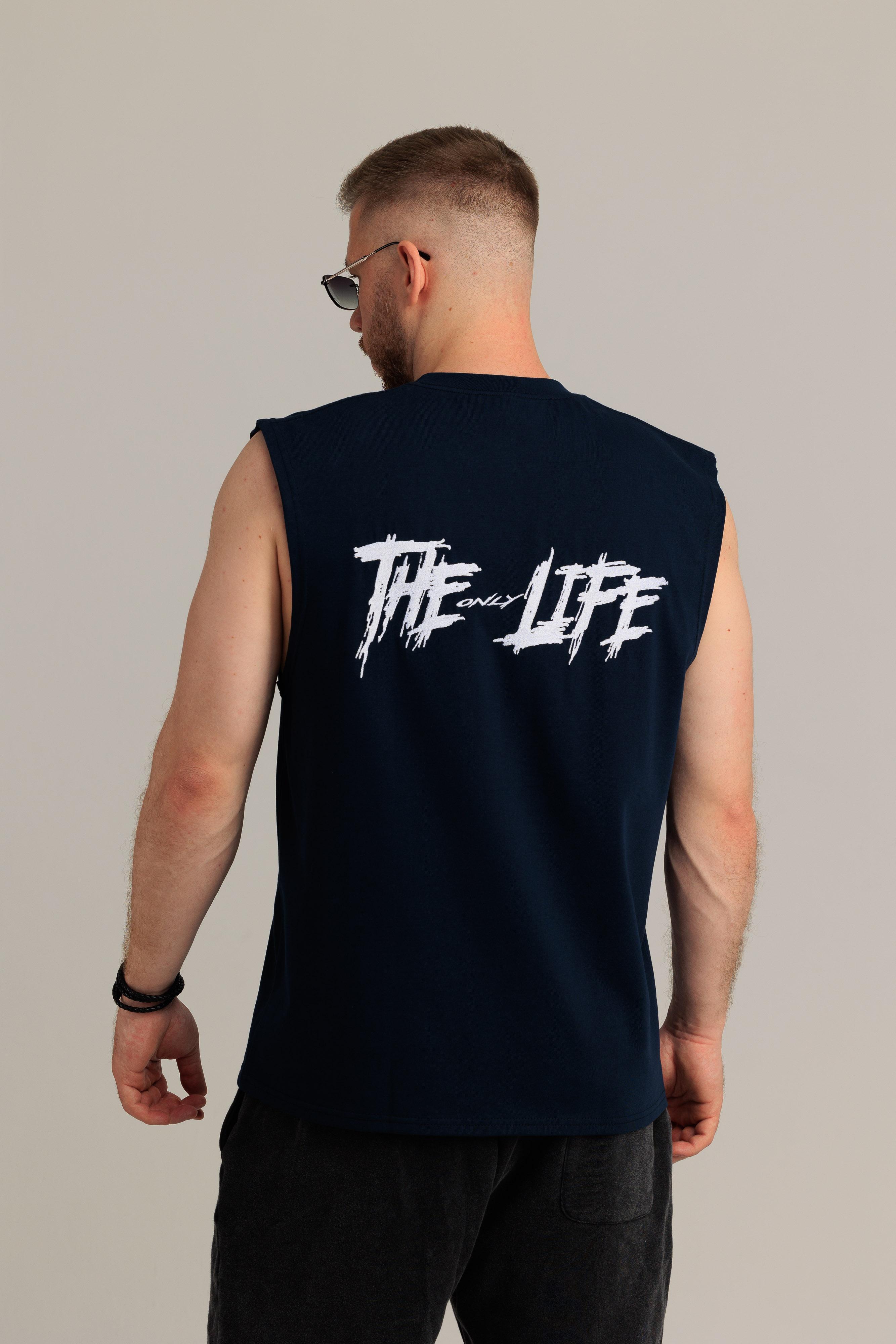Белое худи THE ONLY LIFE с красной вышивкой, сделанное в России