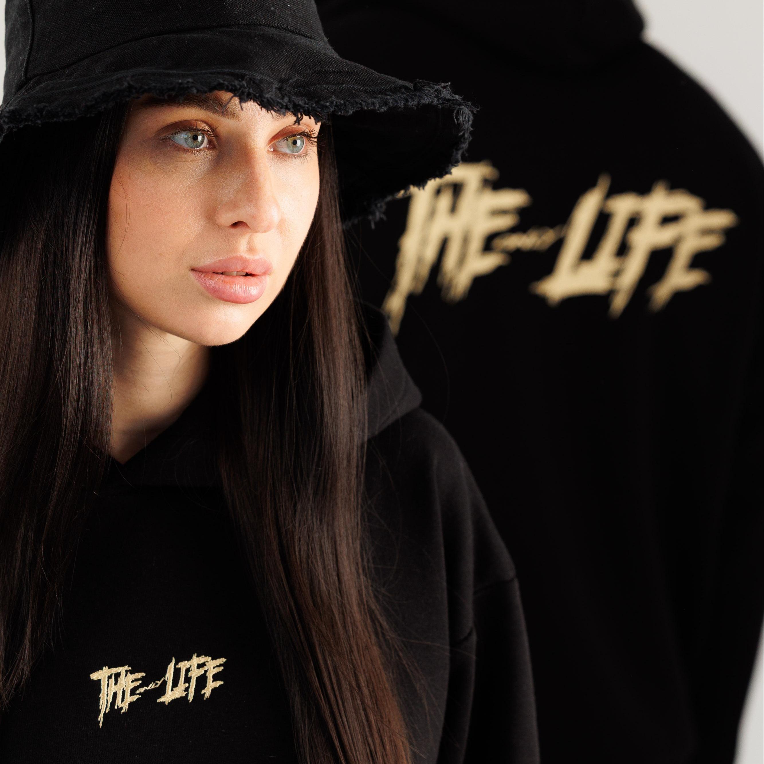Черное худи THE ONLY LIFE с золотой вышивкой, сделанное в России