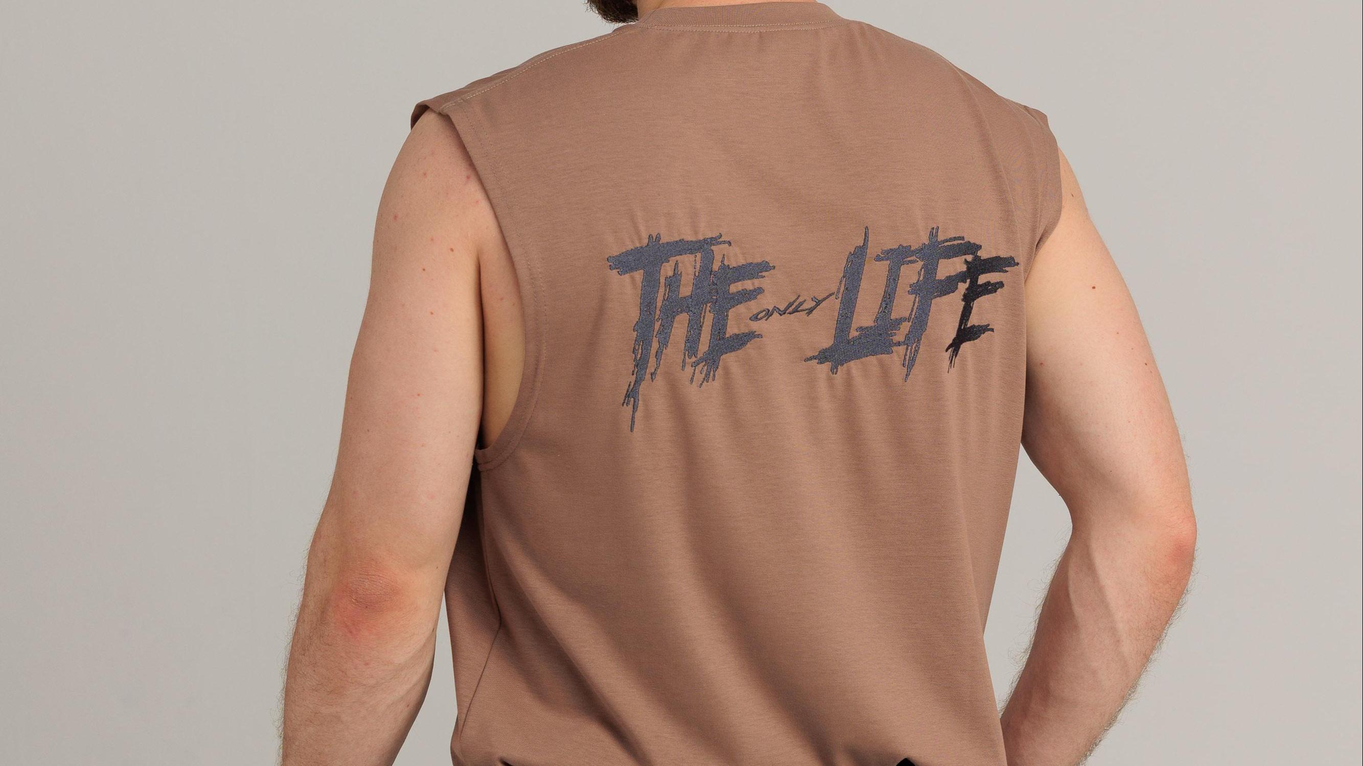Майка мокко THE ONLY LIFE с золотой вышивкой