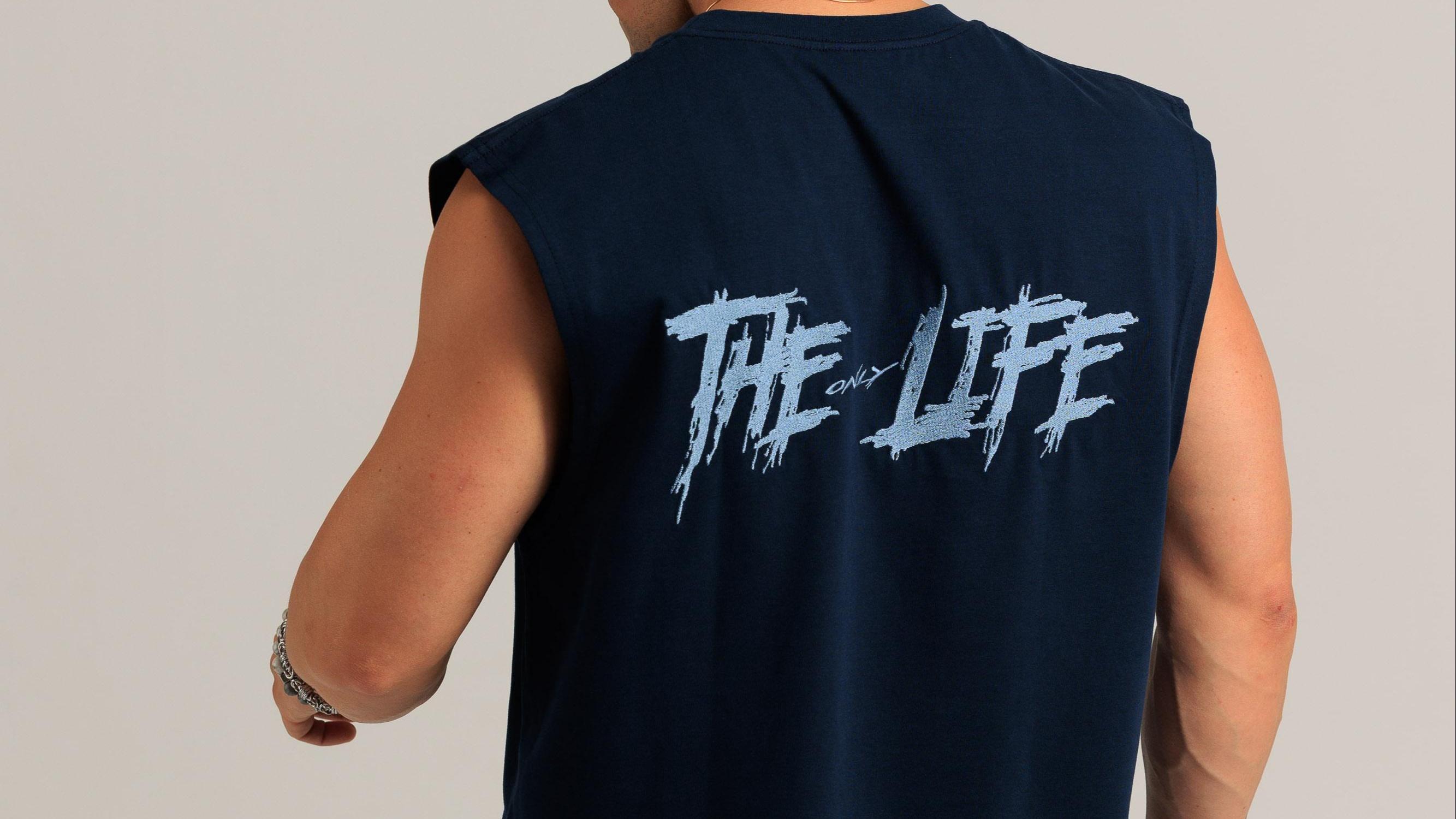 Белое худи THE ONLY LIFE с синей вышивкой, сделанное в России