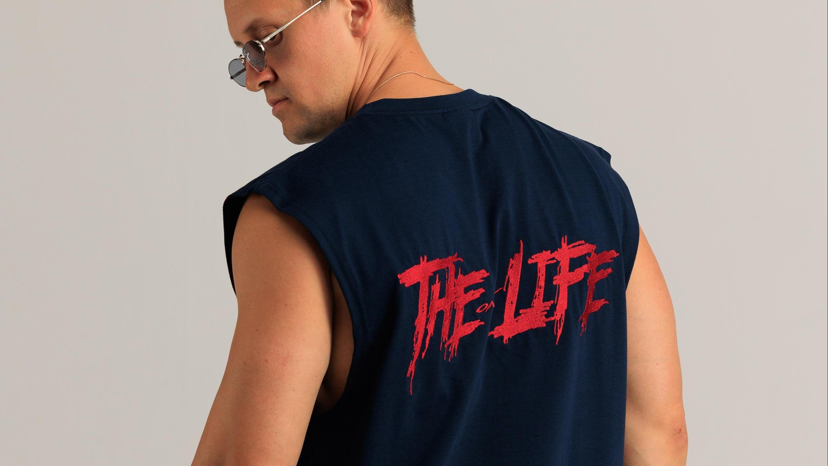 Синяя майка THE ONLY LIFE с красной вышивкой на груди