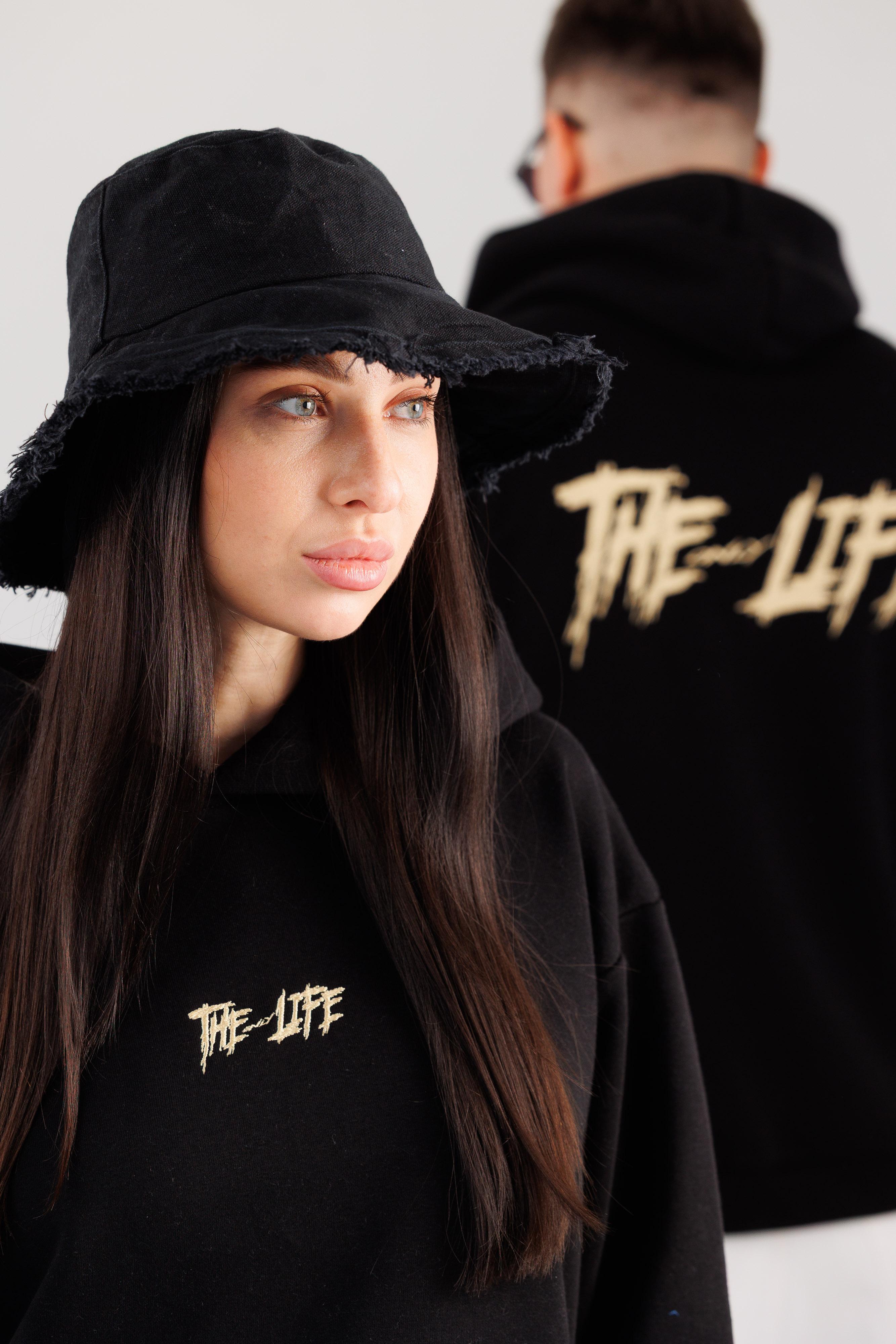 Чёрное худи THE ONLY LIFE с золотой вышивкой на модели