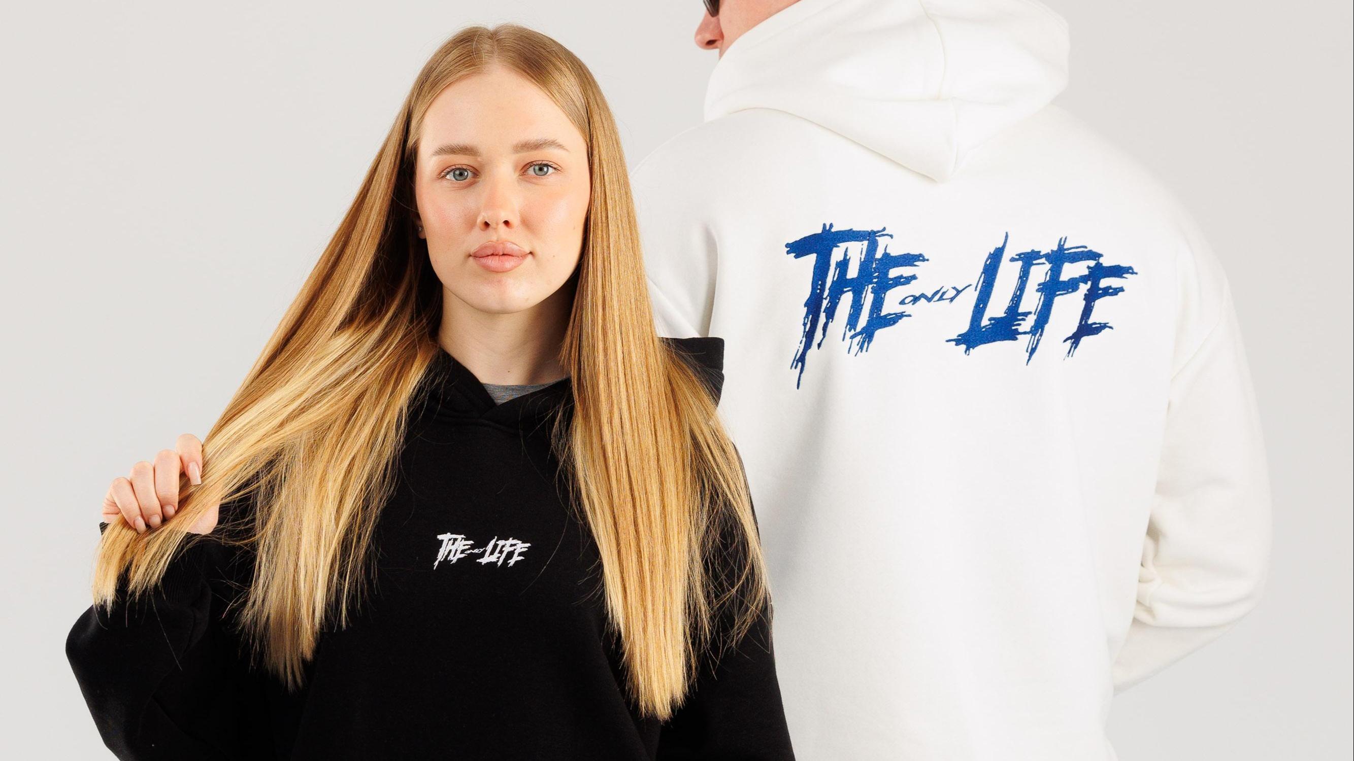 Белое худи THE ONLY LIFE с синей вышивкой, сделанное в России